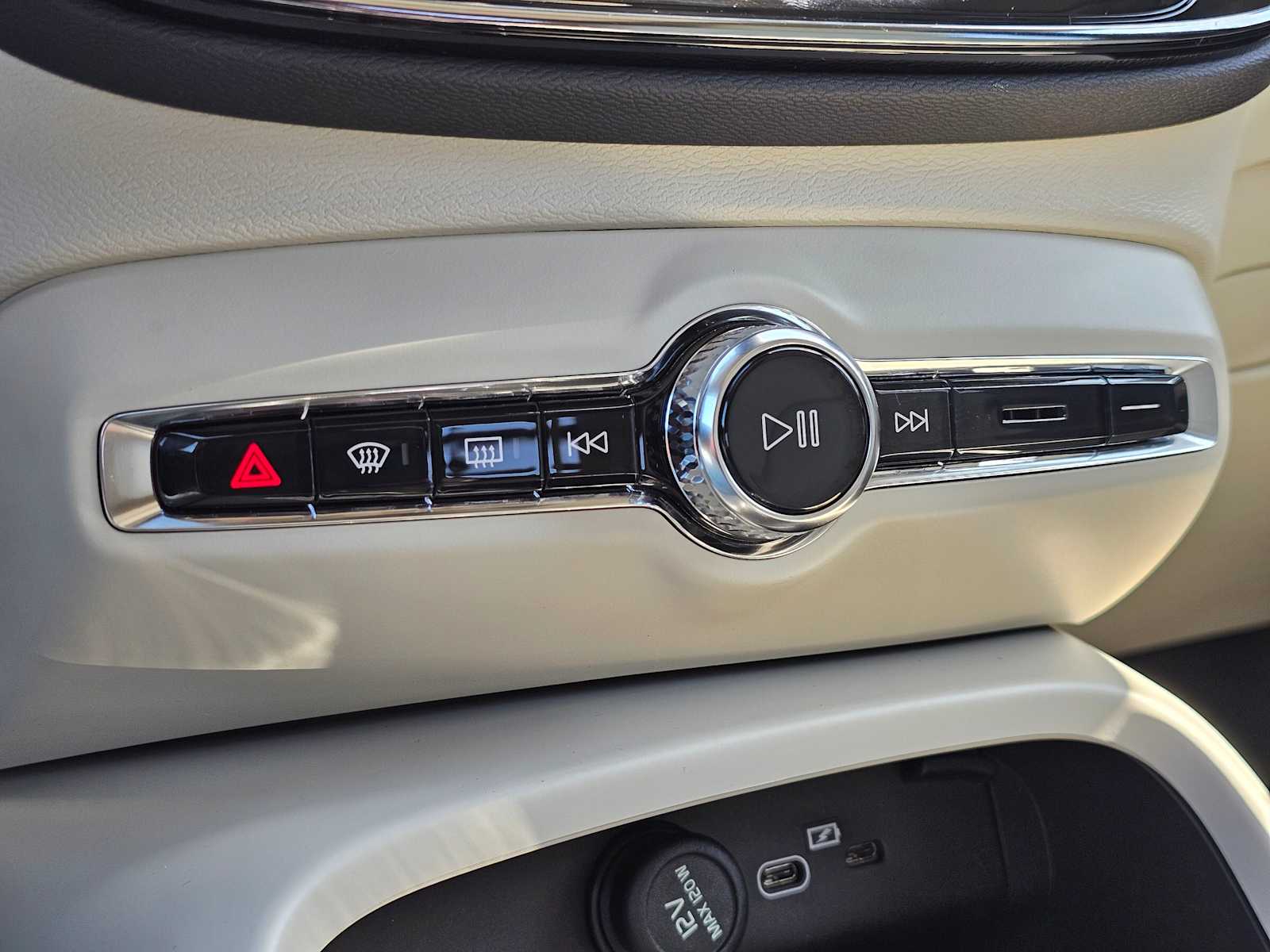 2025 Volvo XC40 Plus - Photo 24