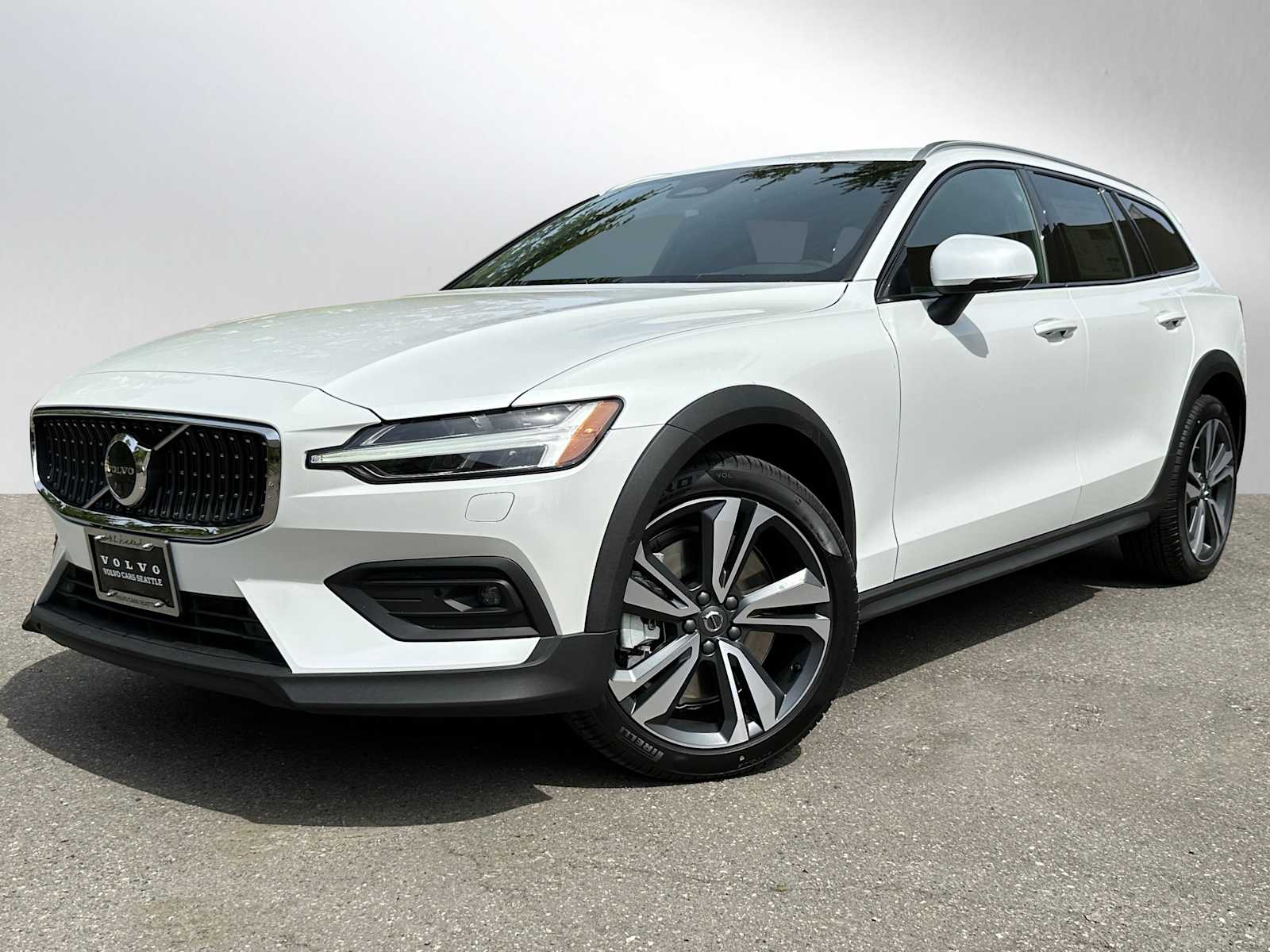 2025 Volvo V60 Cross Country B5 Plus photo 3