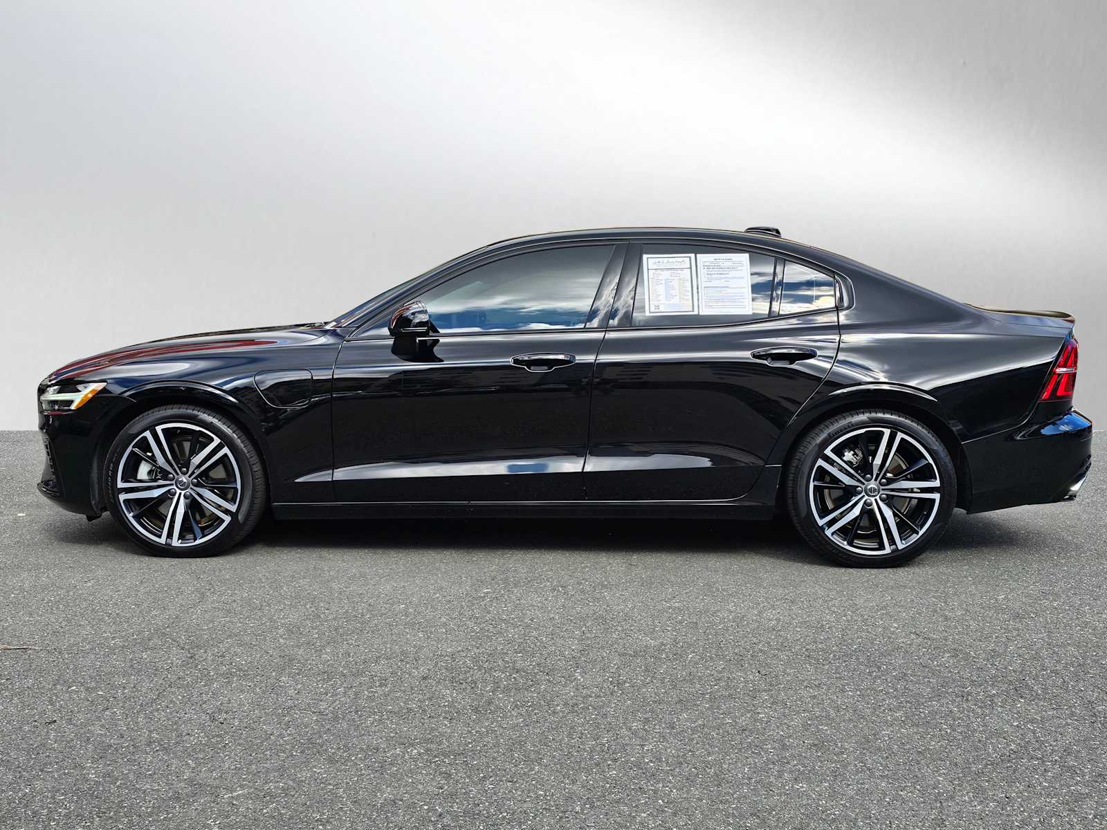 2022 Volvo S60 Recharge T8 R-Design Expression photo 4