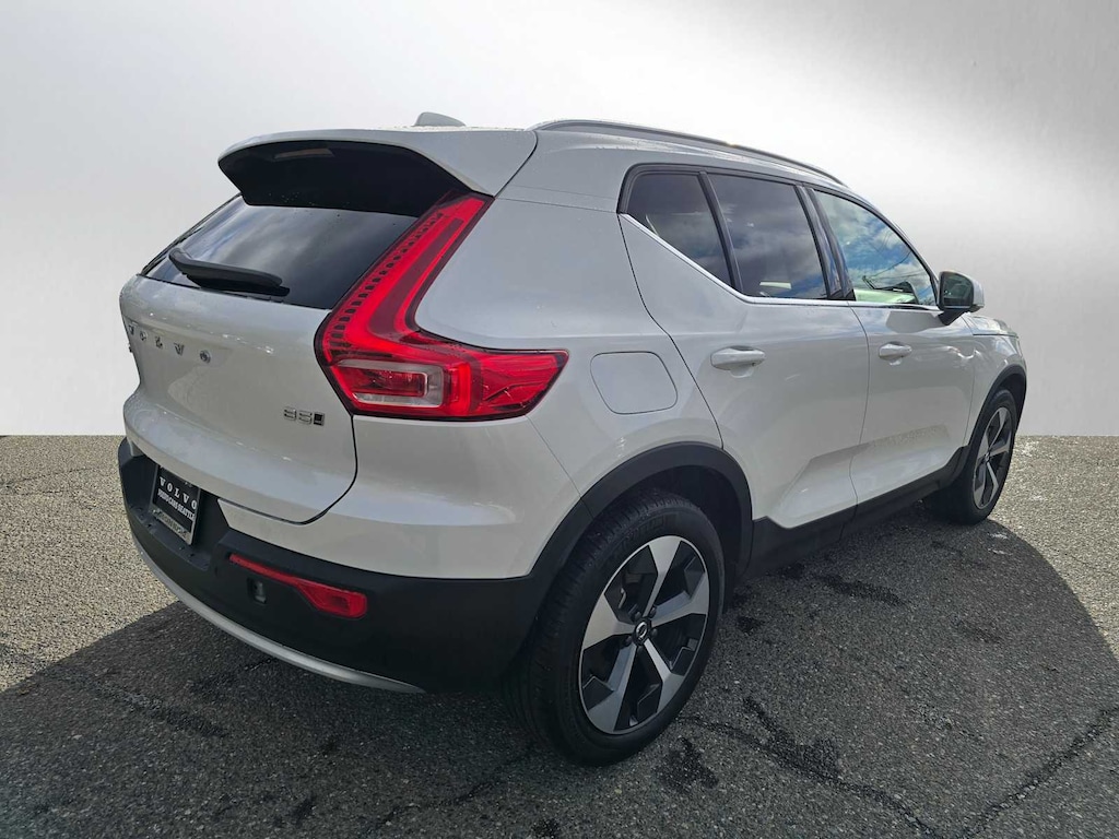 New 2025 Volvo XC40 B5 Core Bright Theme SUV