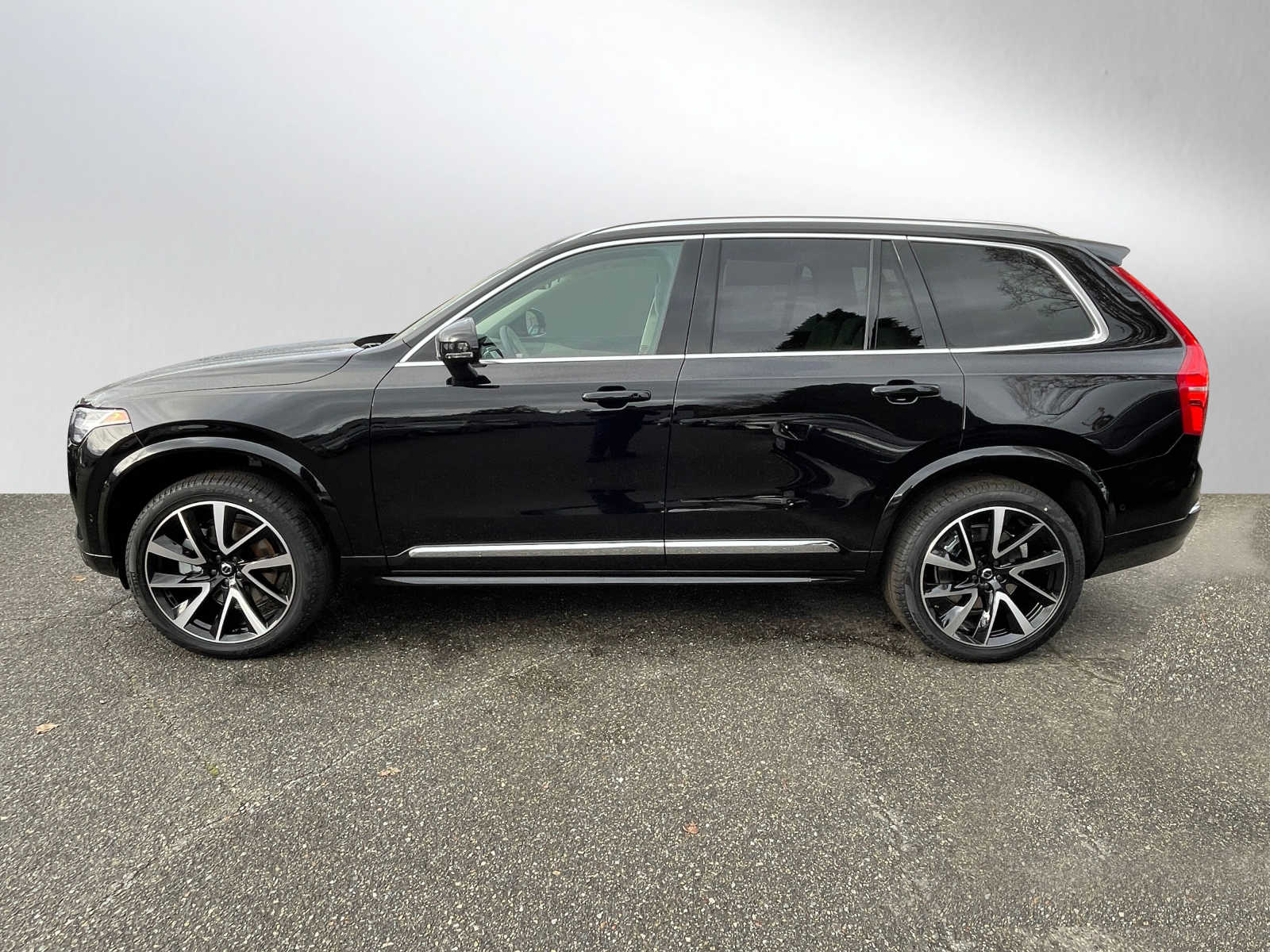 2023 Volvo XC90 AWD Plus photo 2