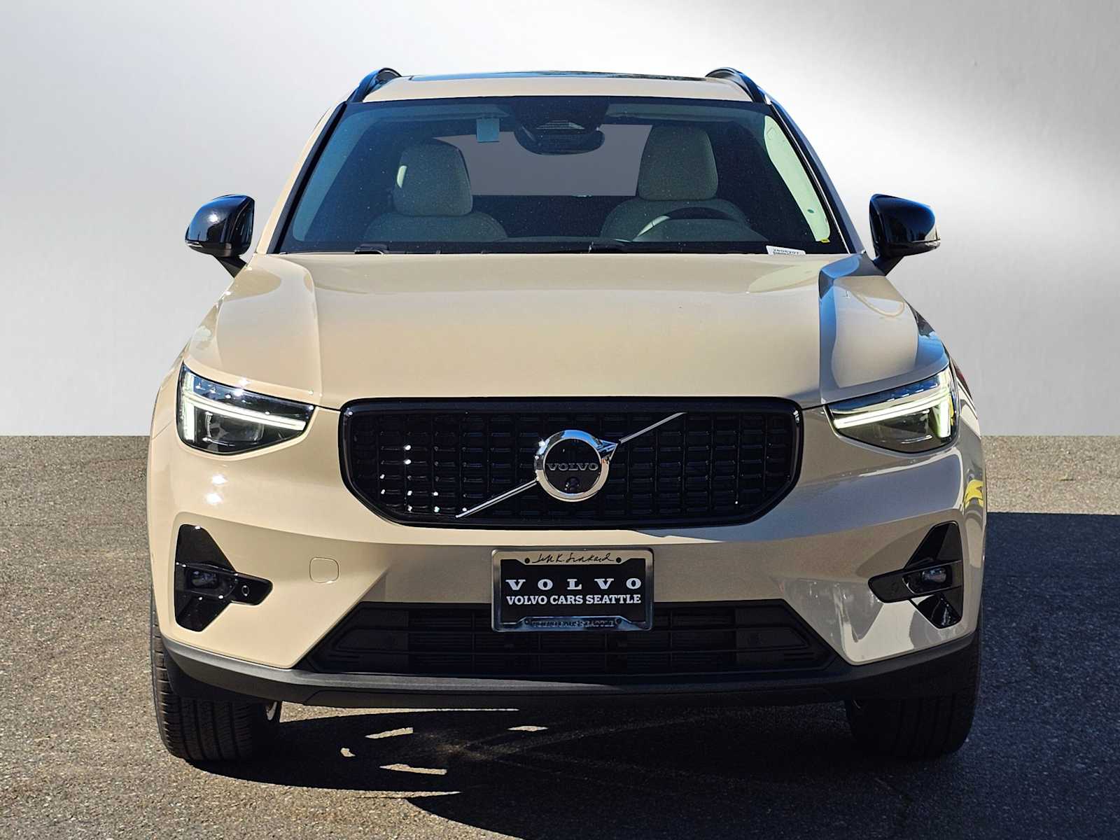 2025 Volvo XC40 Plus photo 2