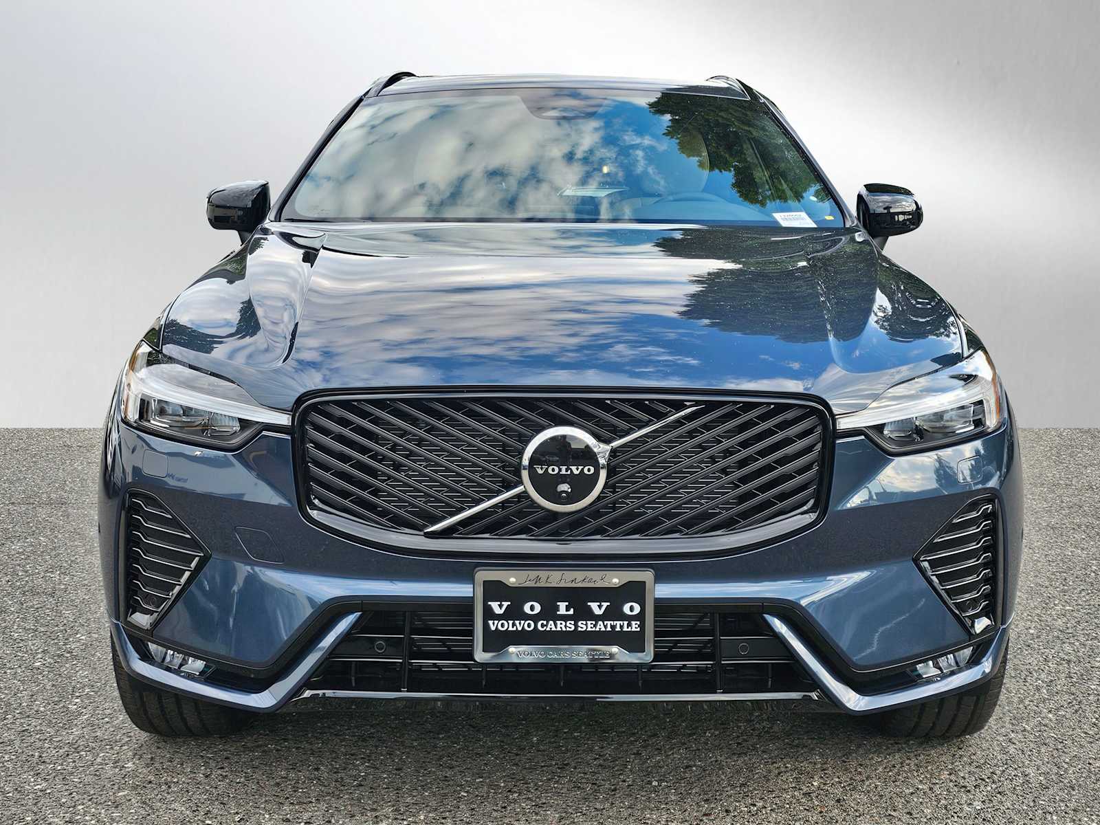 2026 Volvo XC60 B5 Plus photo 2