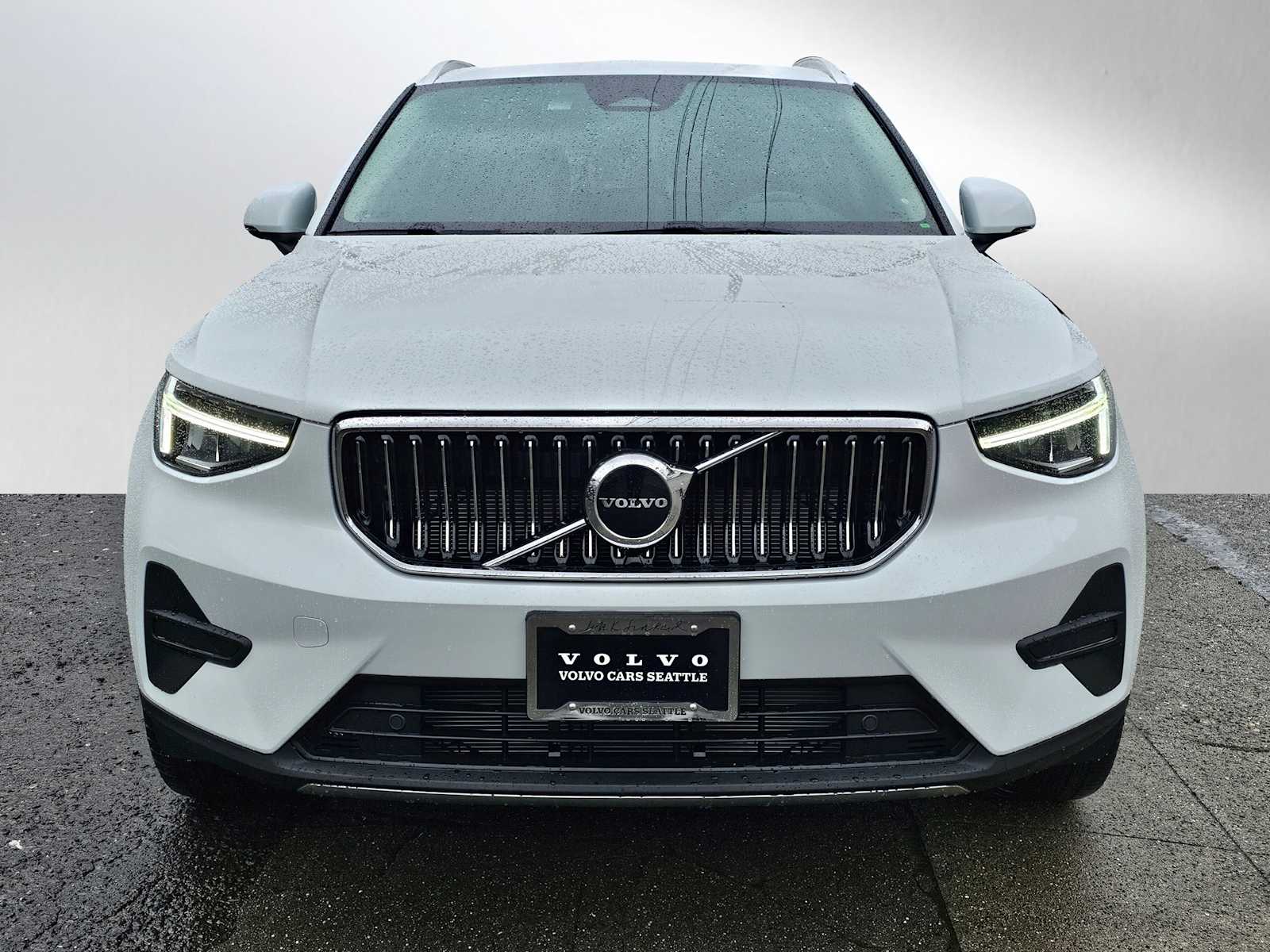 2025 Volvo XC40 Core photo 2