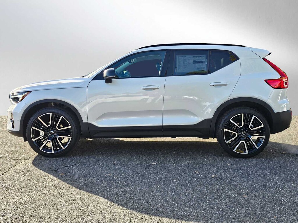 New 2026 Volvo XC40 B5 Ultra SUV