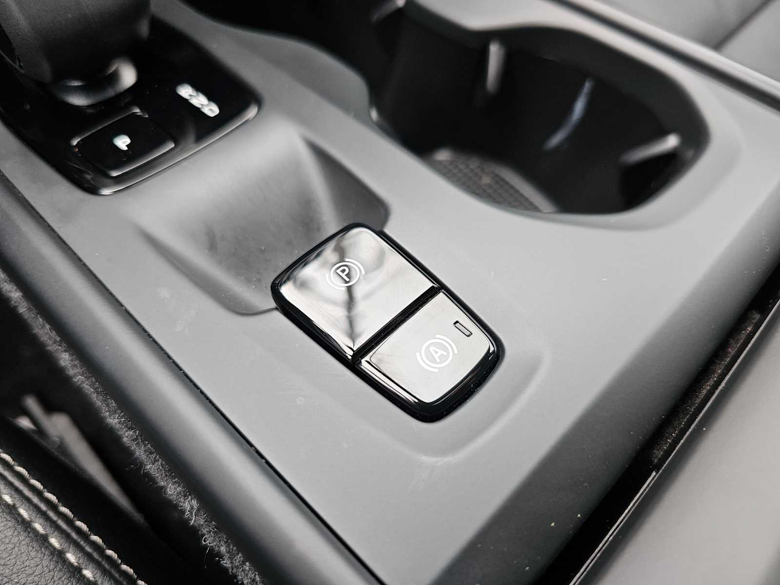 2025 Volvo XC40 Core - Photo 39