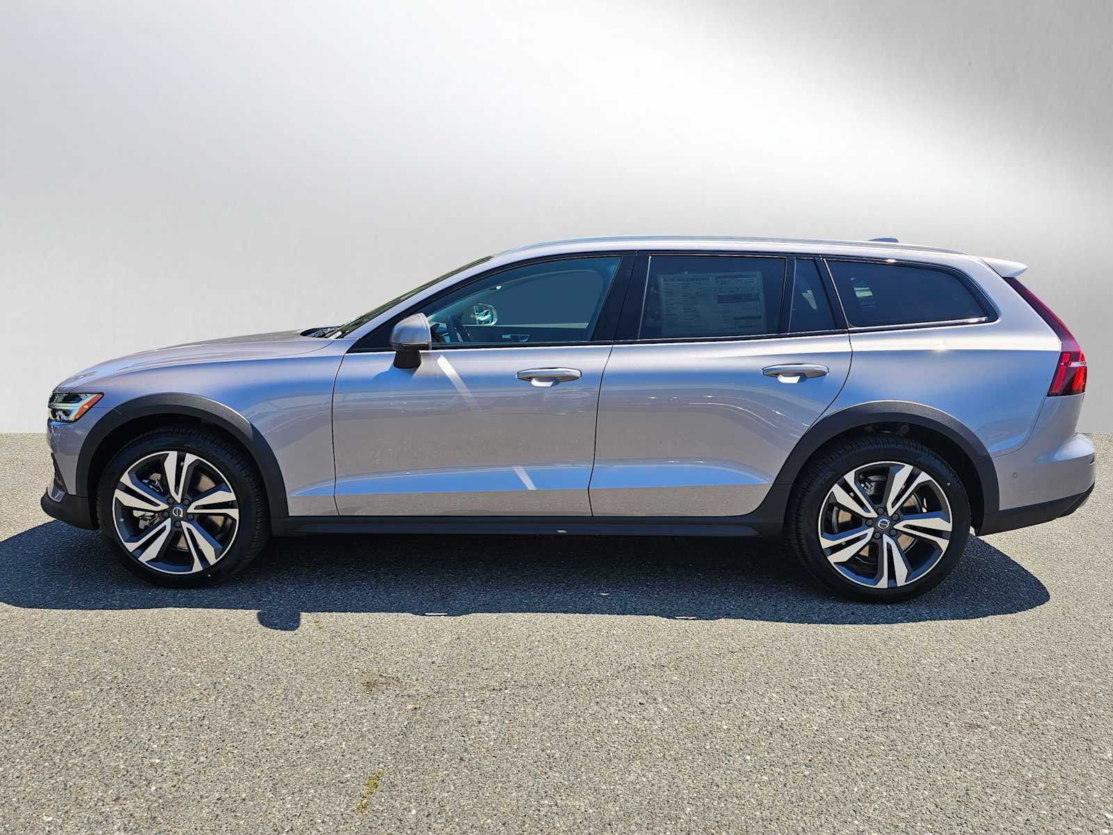 2026 Volvo V60 Cross Country B5 Plus photo 4