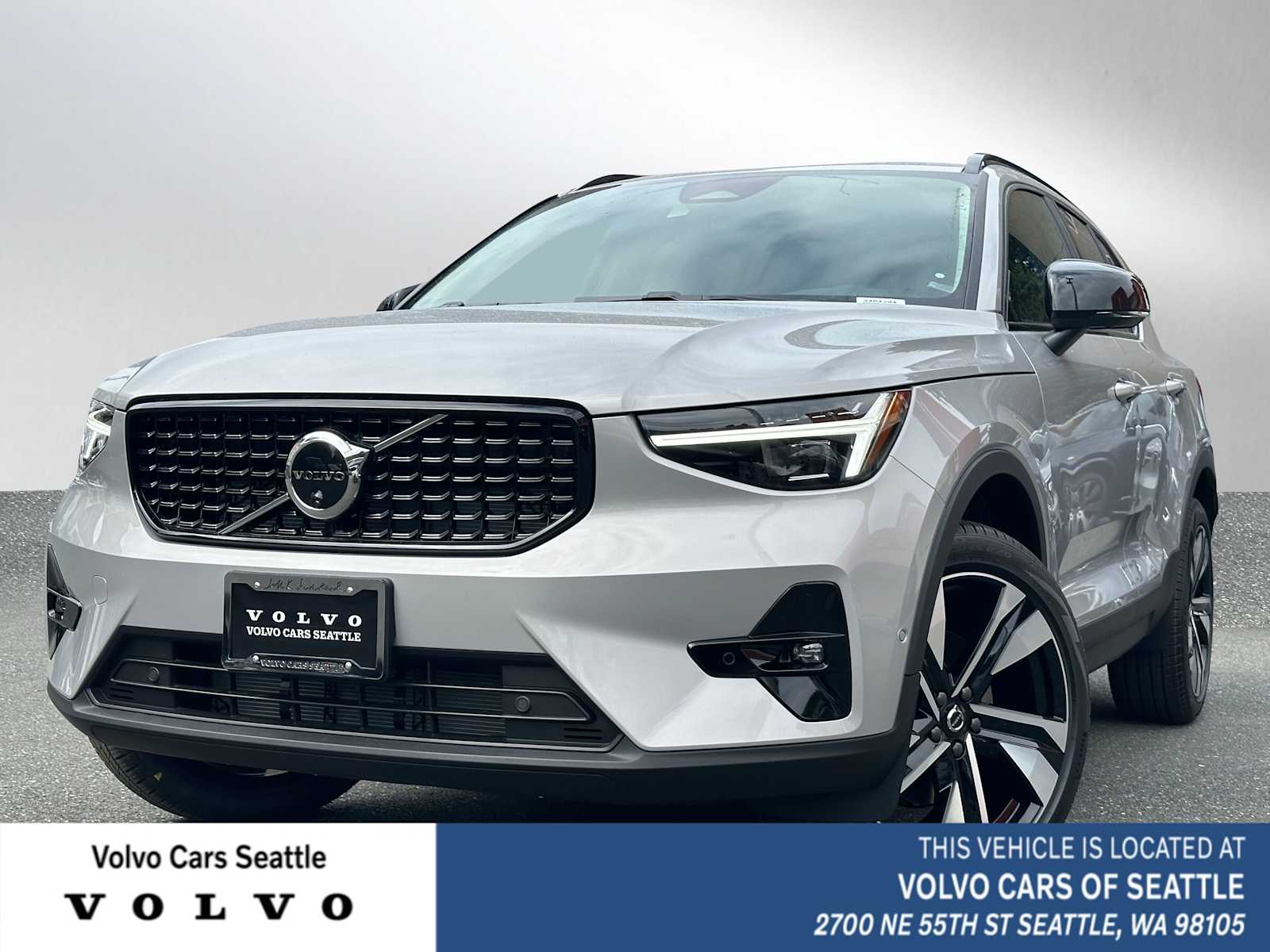2025 Volvo XC40 B5 Plus Dark Theme