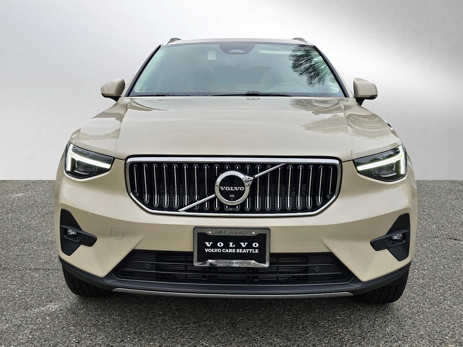 2025 Volvo XC40 Plus photo 2