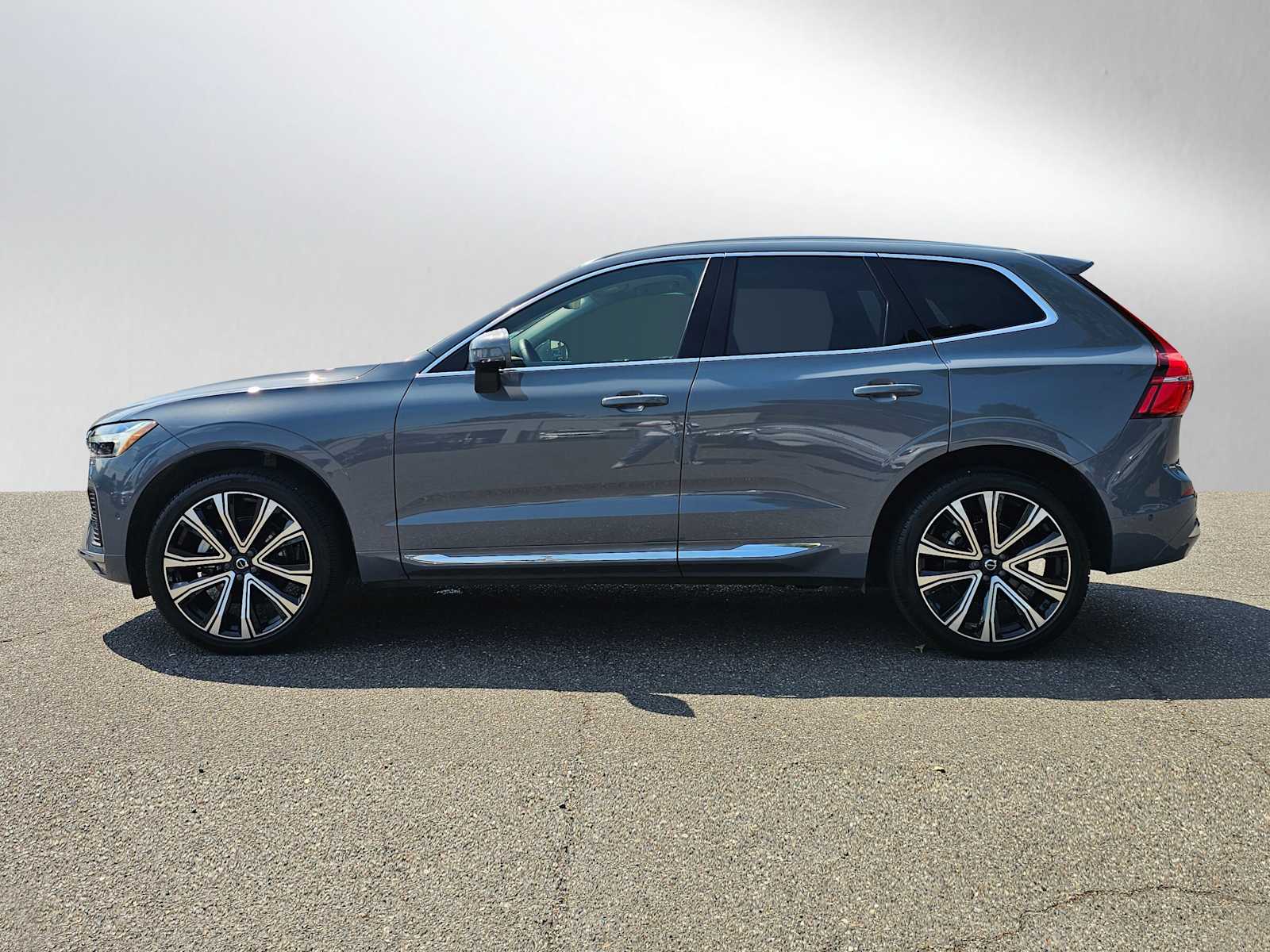 2023 Volvo XC60 B5 Ultimate photo 2