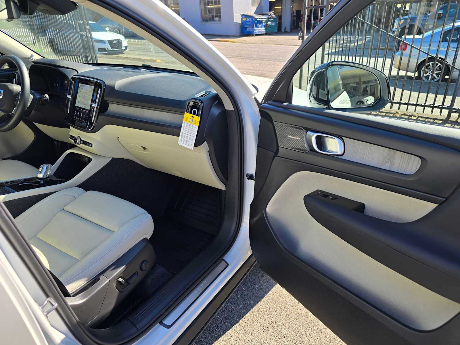2026 Volvo XC40 Plus - Photo 10