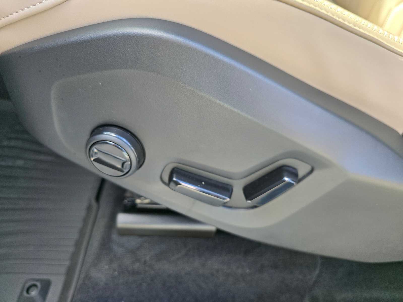 2026 Volvo XC90 Plus - Photo 26