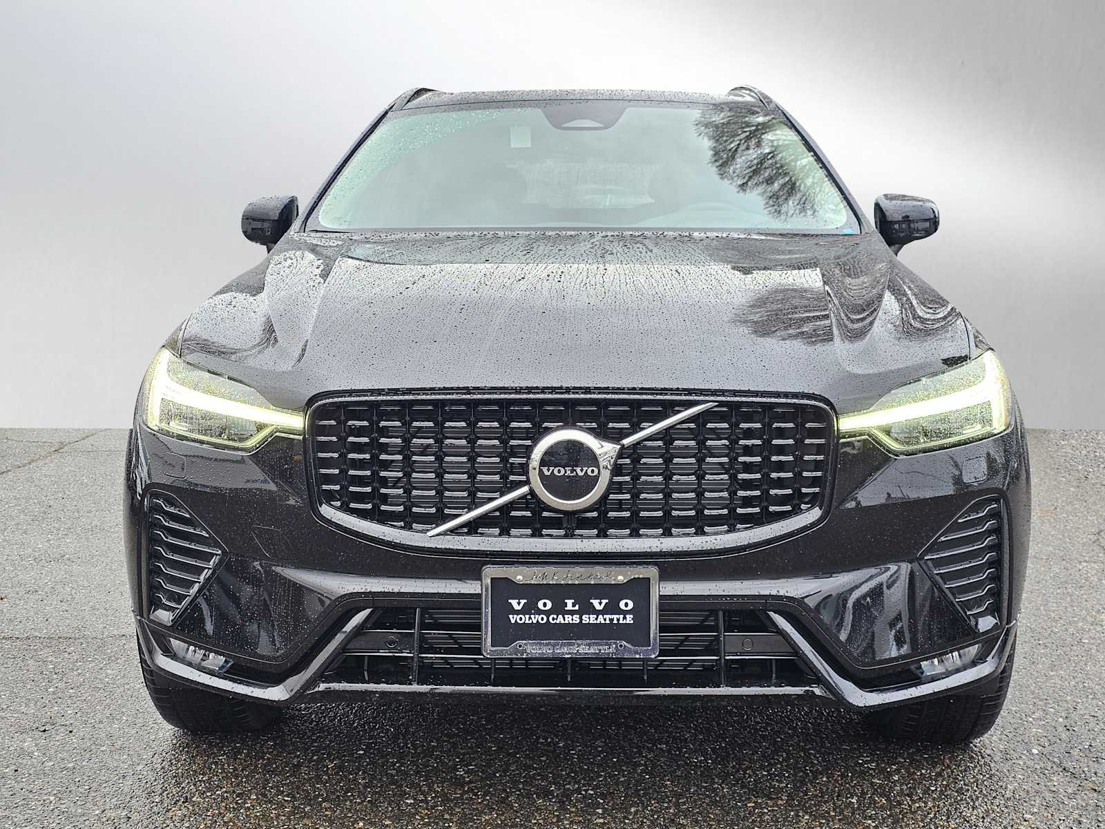 2025 Volvo XC60 B5 Core photo 2