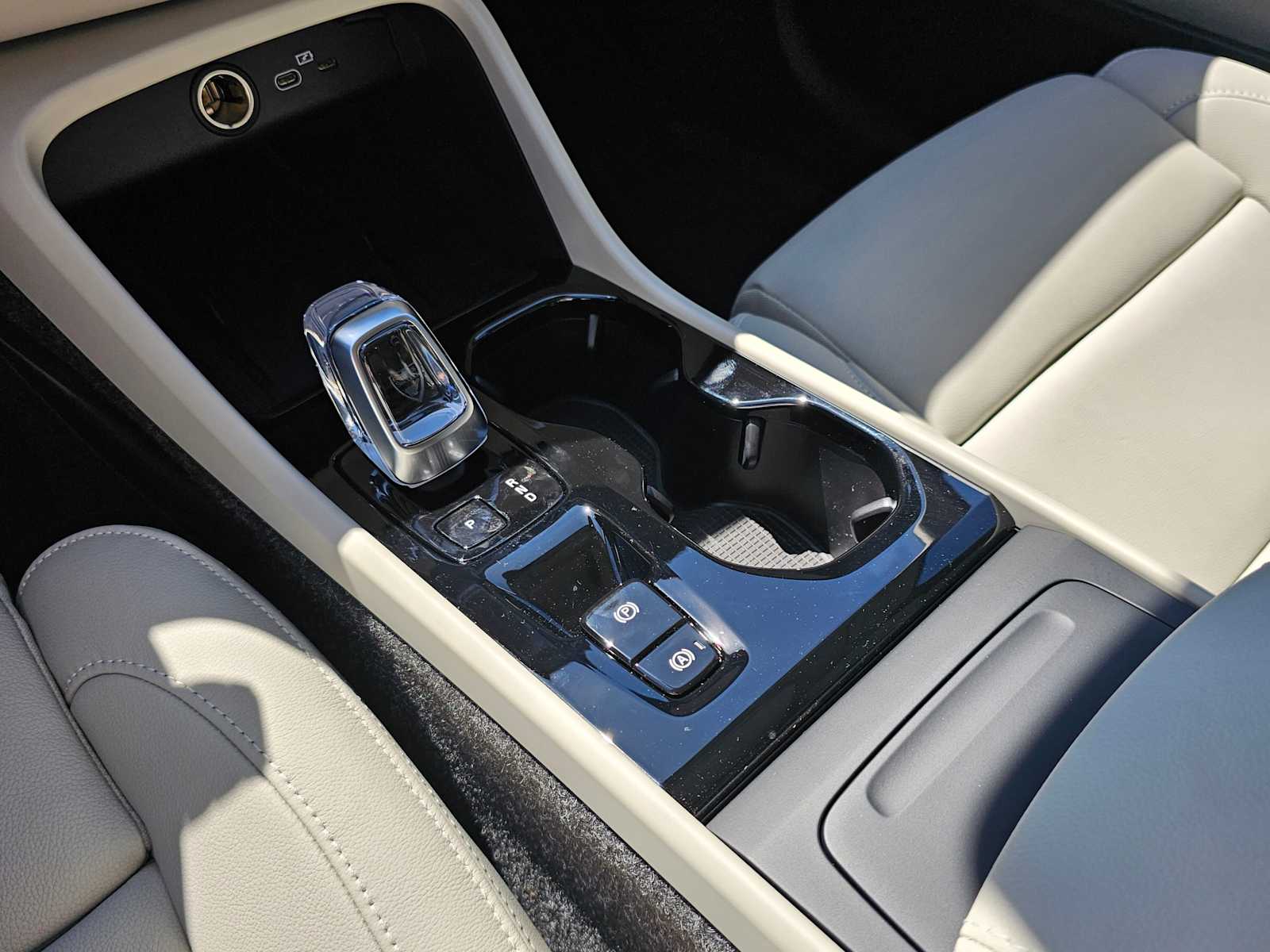2025 Volvo XC40 Ultra - Photo 25