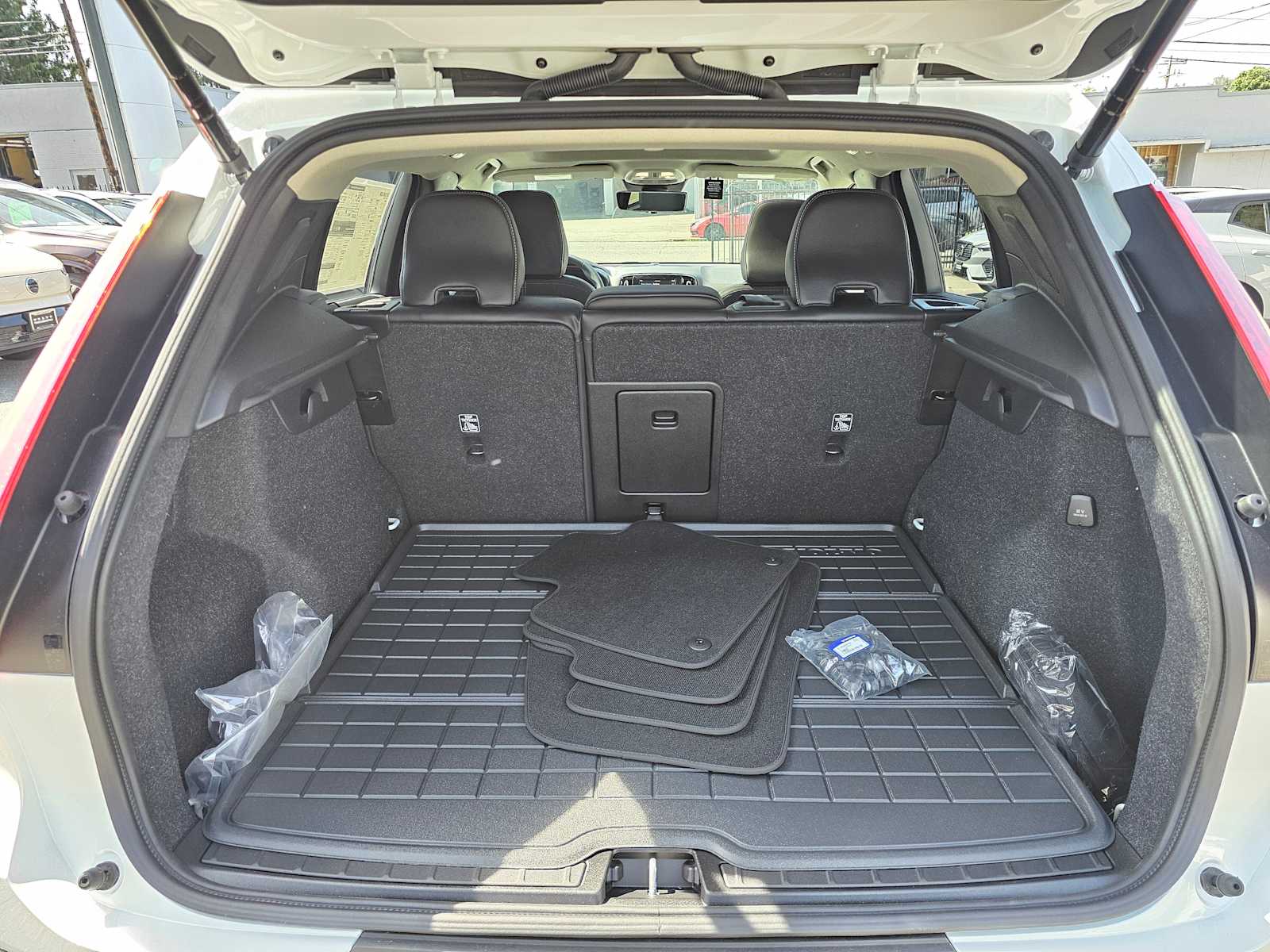 2025 Volvo XC40 Ultra - Photo 16