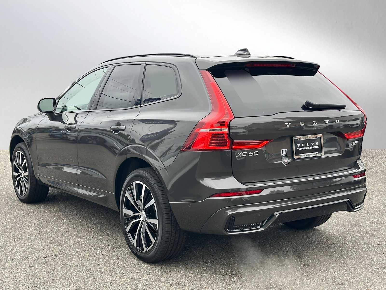 2025 Volvo XC60 B5 Plus photo 3