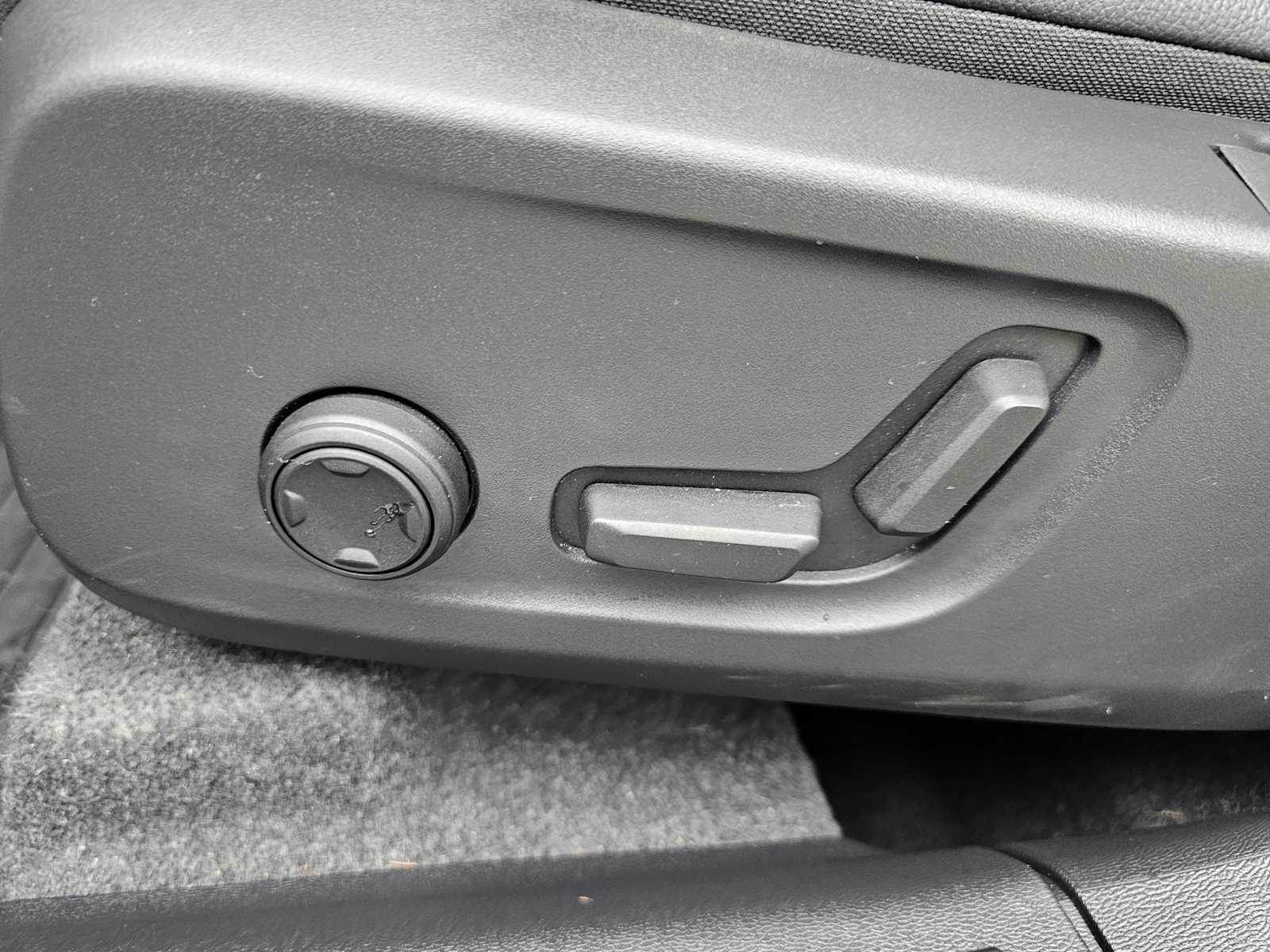 2025 Volvo XC40 Core - Photo 27