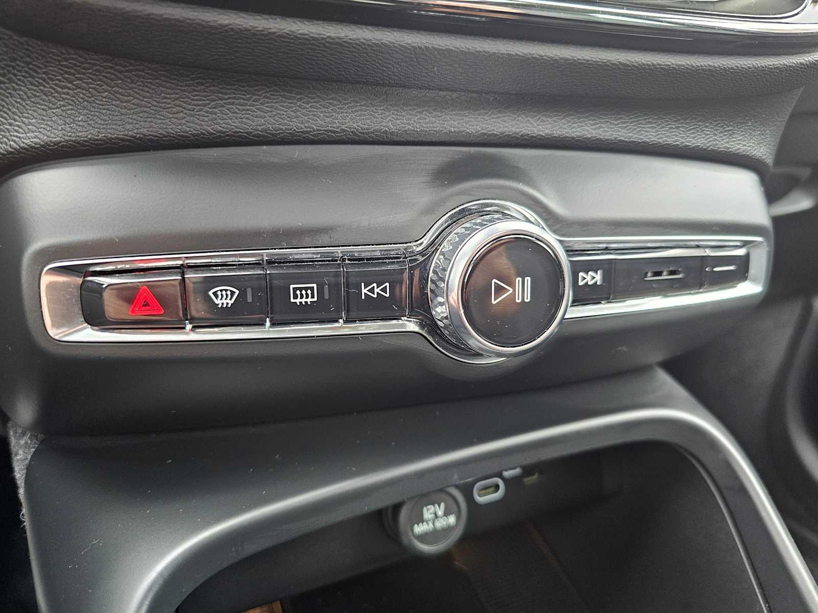 2025 Volvo XC40 Core - Photo 35