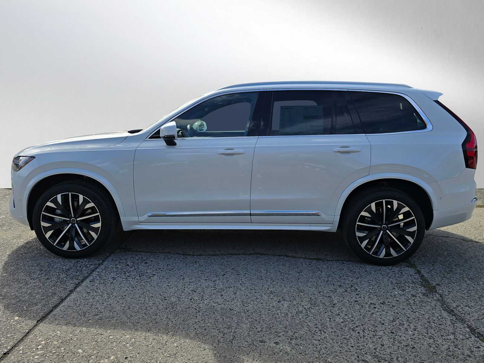 2026 Volvo XC90 Plus photo 2