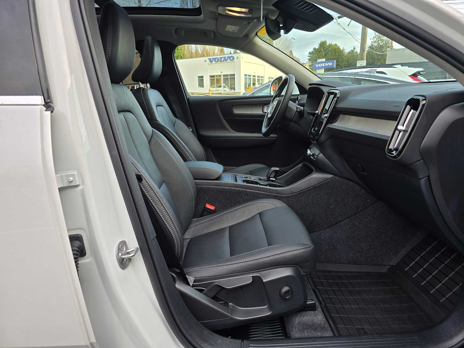 2025 Volvo XC40 Core - Photo 10