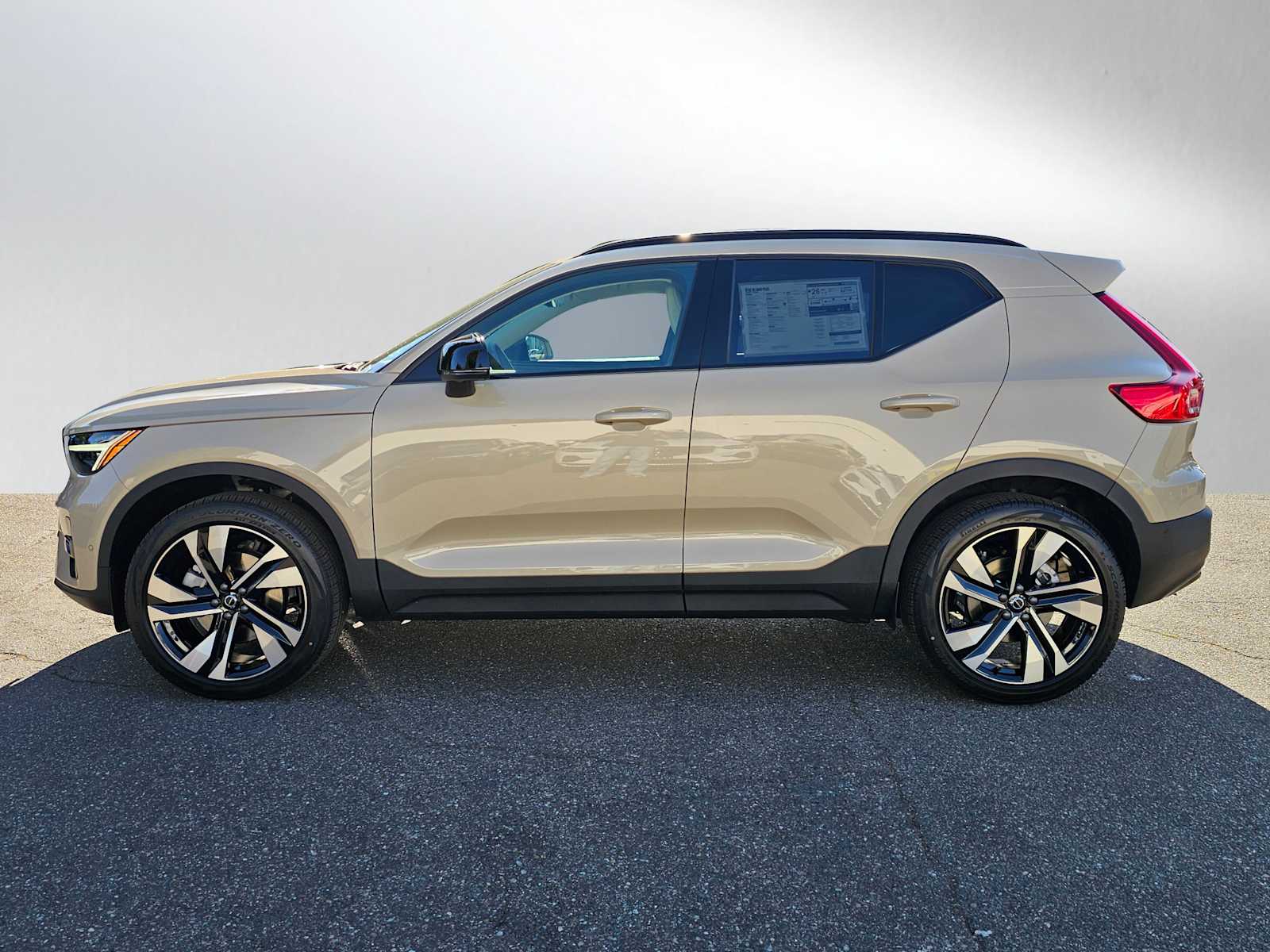 2025 Volvo XC40 Plus photo 4
