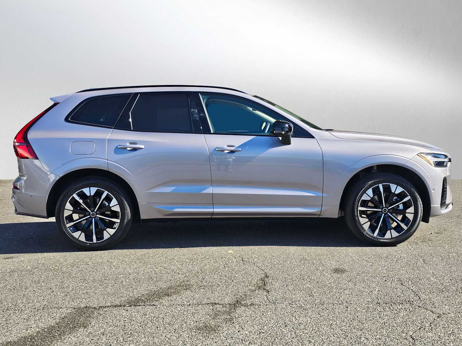 2026 Volvo XC60 B5 Plus photo 2