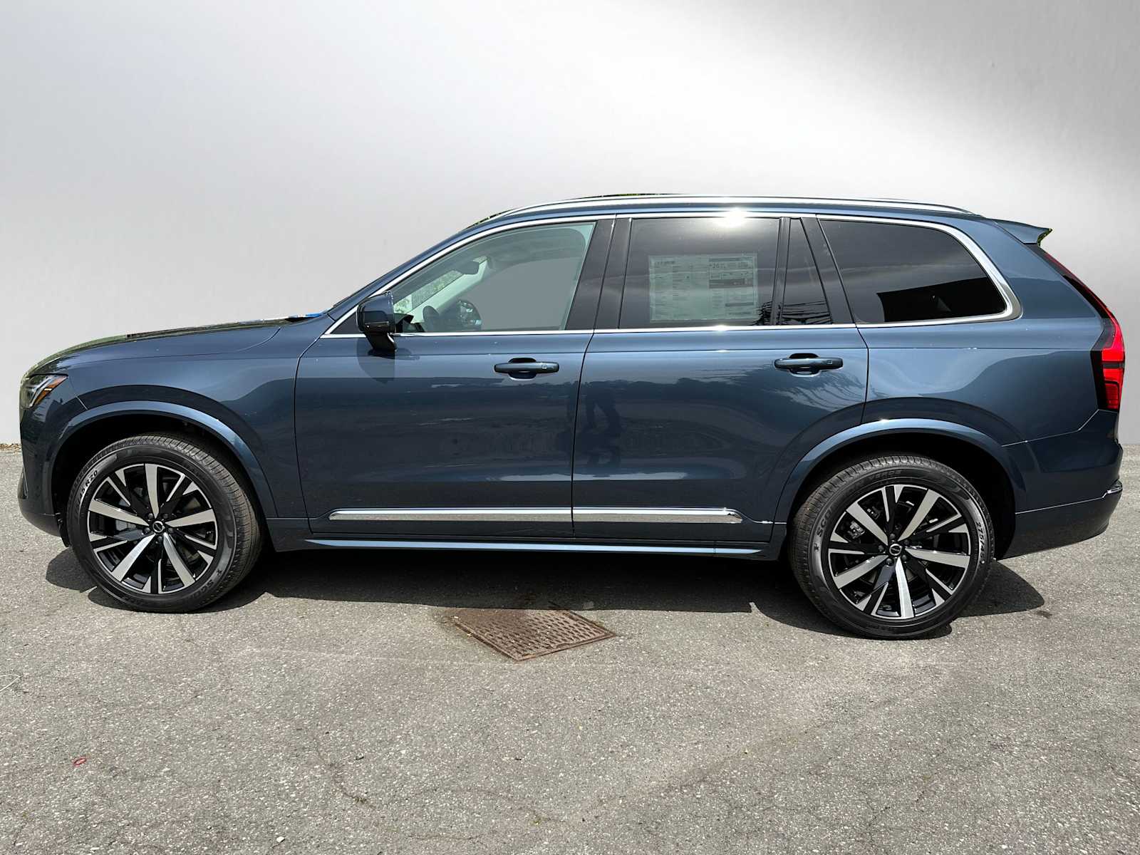 2025 Volvo XC90 B5 Core photo 2