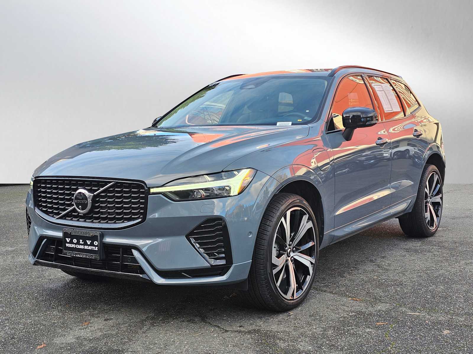 2024 Volvo XC60 Hybrid T8 Ultimate photo 3
