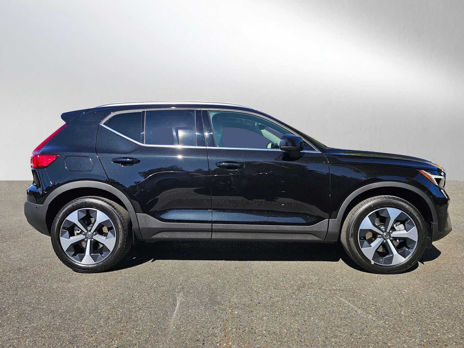 2025 Volvo XC40 Plus - Photo 8