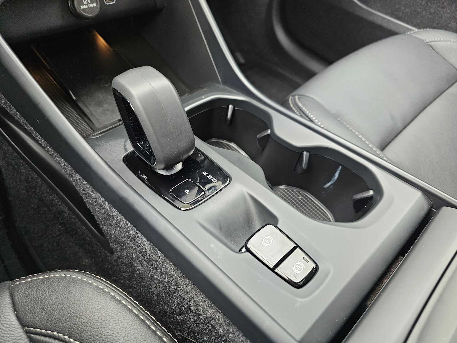 2025 Volvo XC40 Core - Photo 38