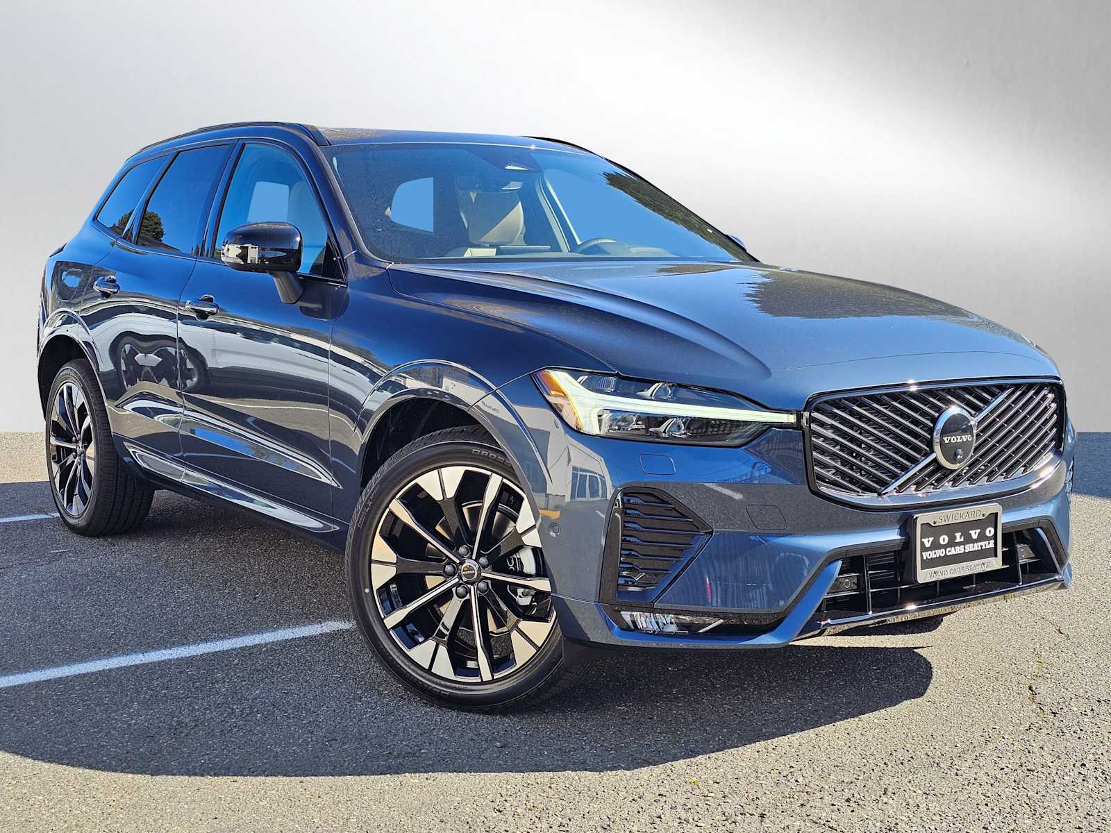 2026 Volvo XC60 B5 Plus Dark AWD's photo
