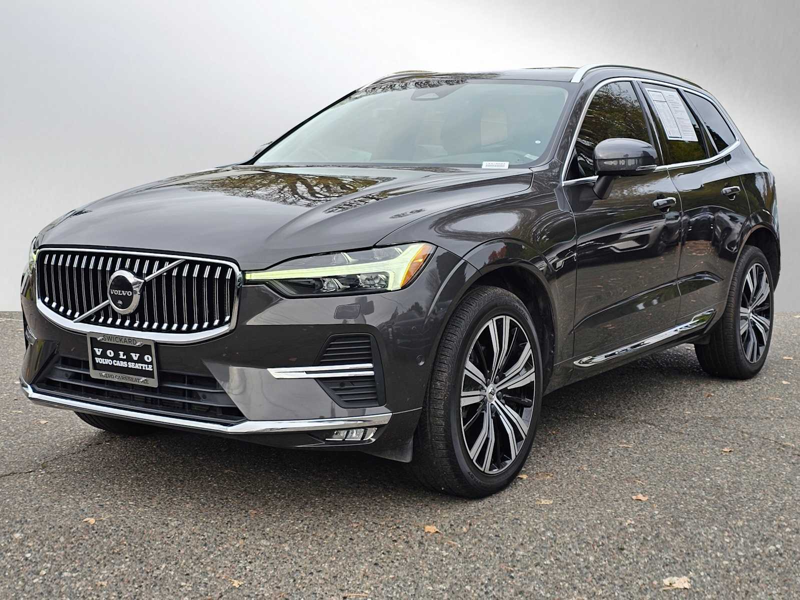 2023 Volvo XC60 B5 Plus photo 3