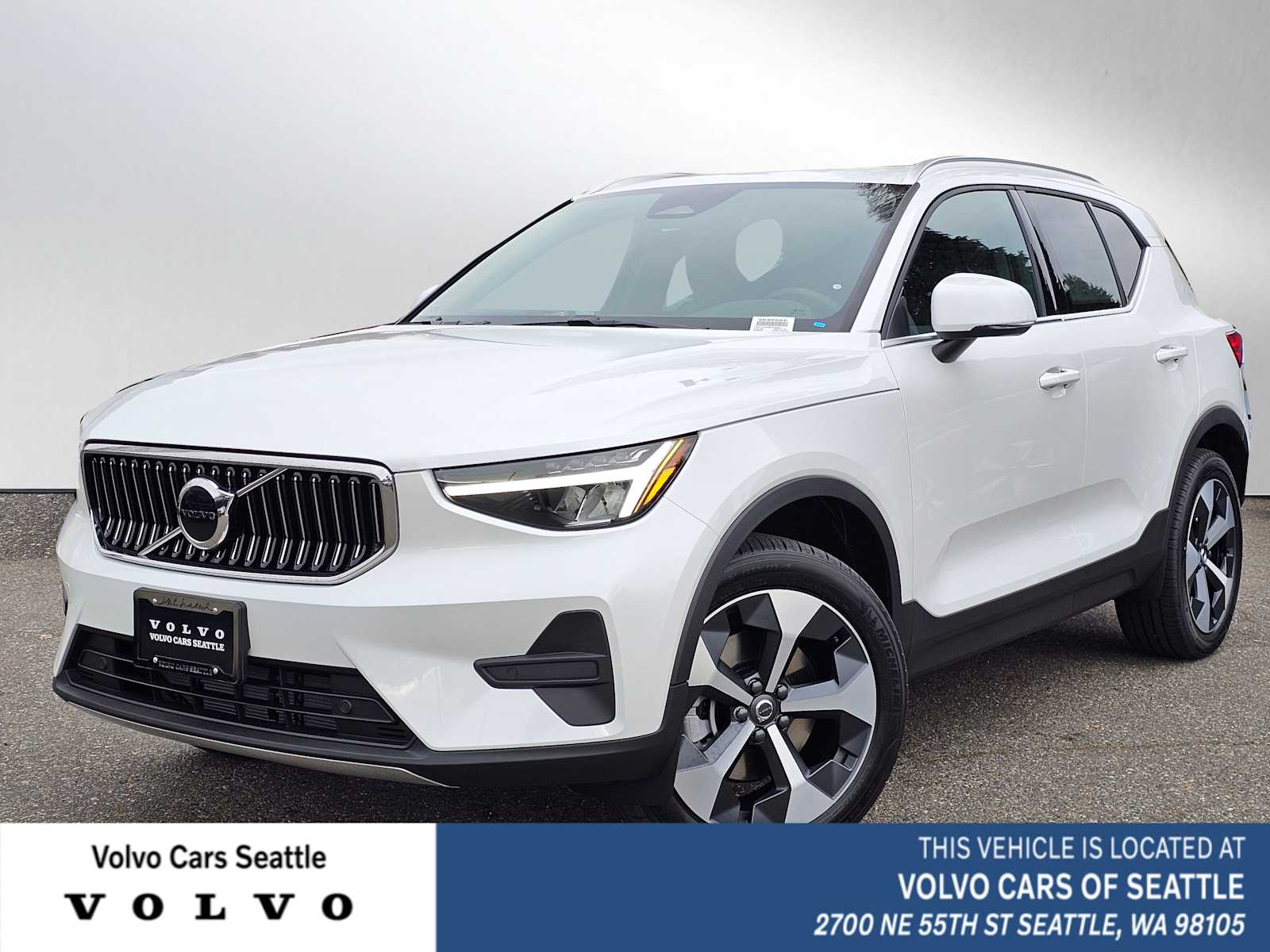 2025 Volvo XC40 B5 Core Bright Theme