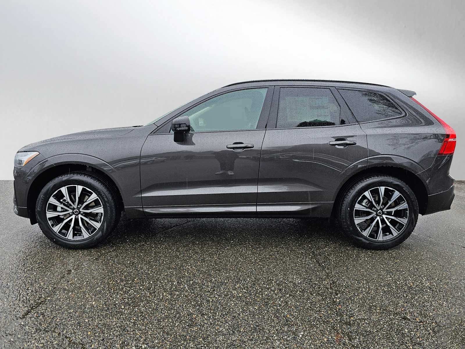 2025 Volvo XC60 B5 Core photo 4