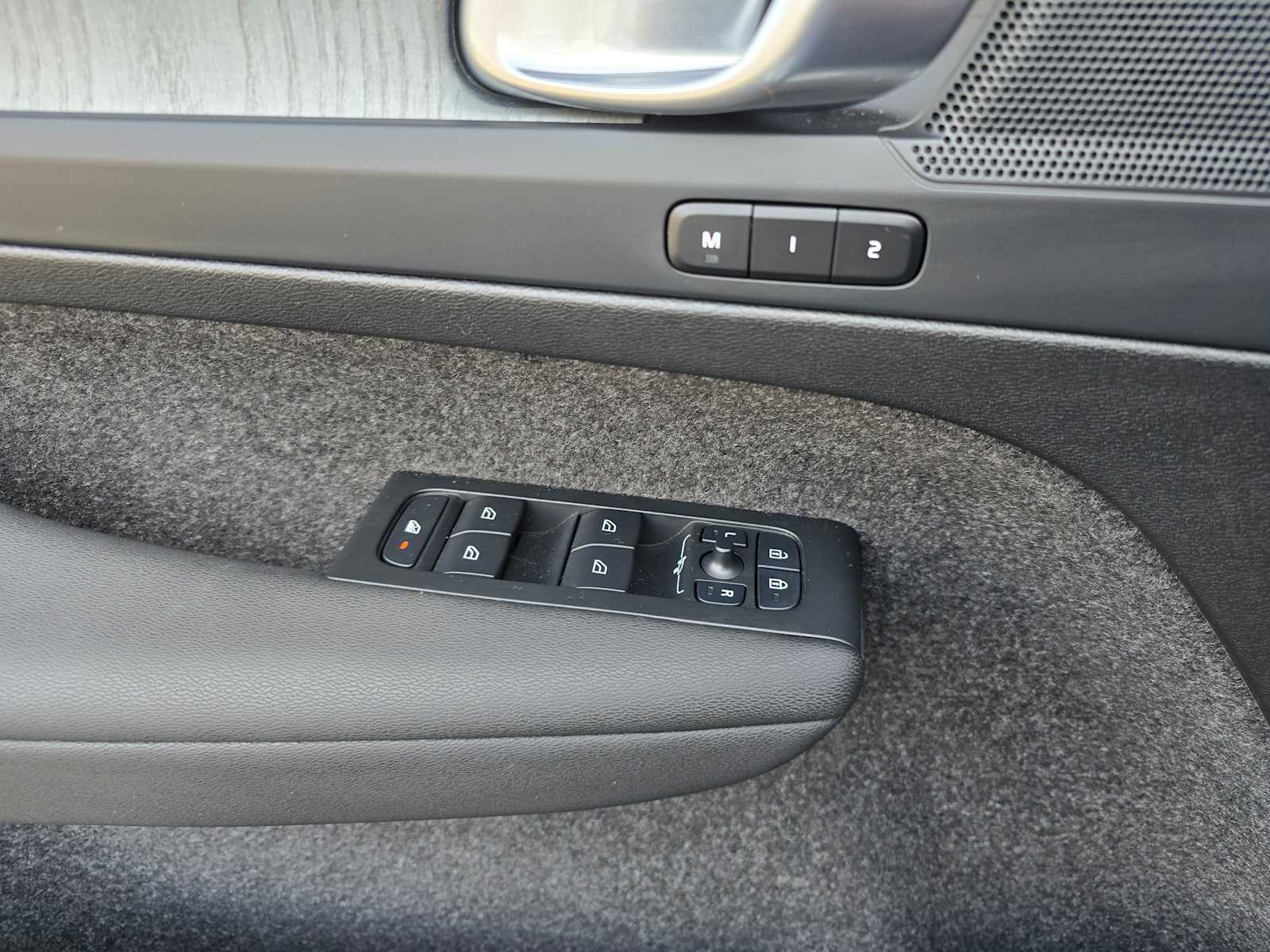 2025 Volvo XC40 Core - Photo 31