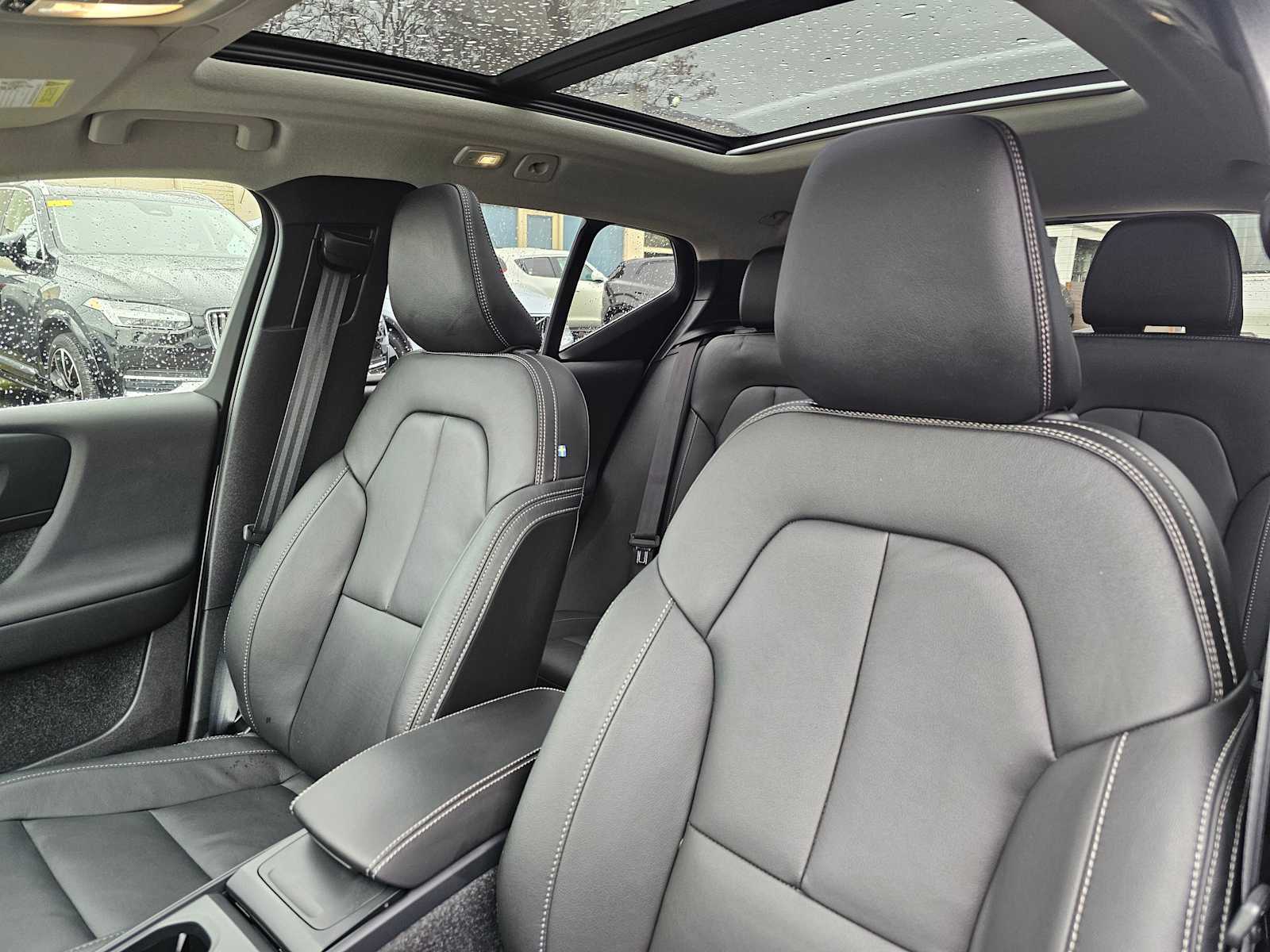 2025 Volvo XC40 Core - Photo 24