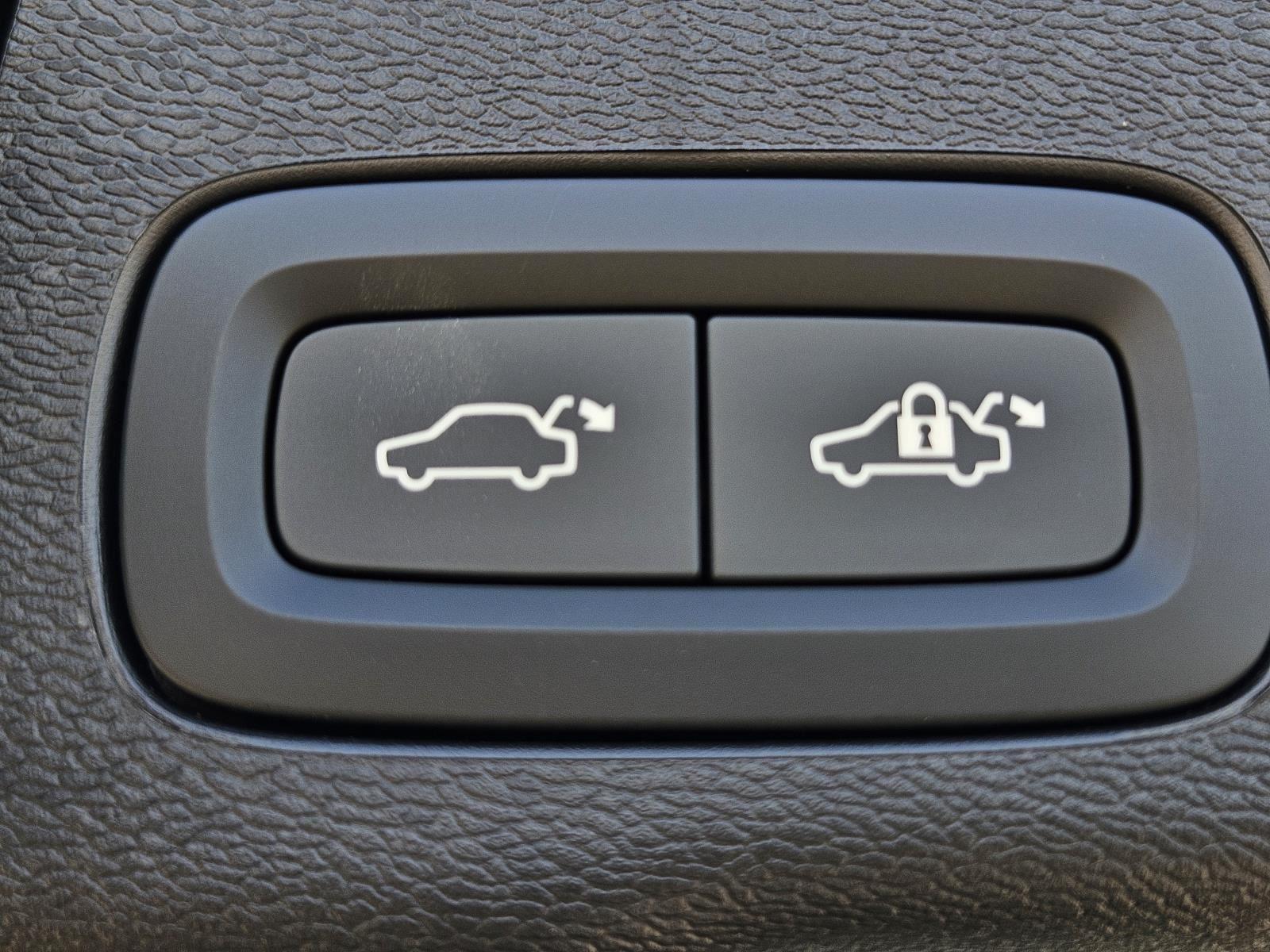 2026 Volvo XC60 Plus - Photo 13
