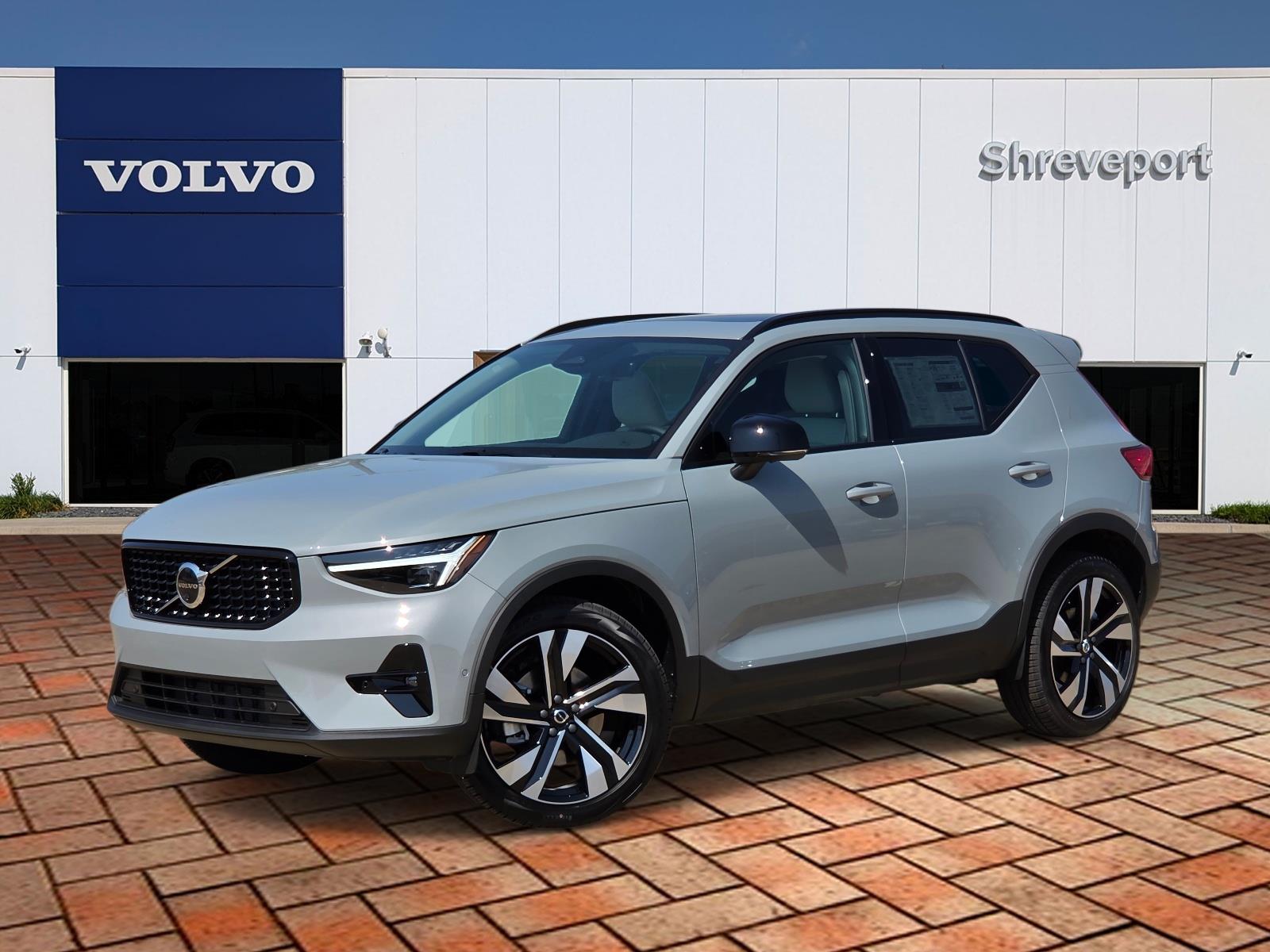 2026 Volvo XC40 B5 Plus Dark AWD's photo
