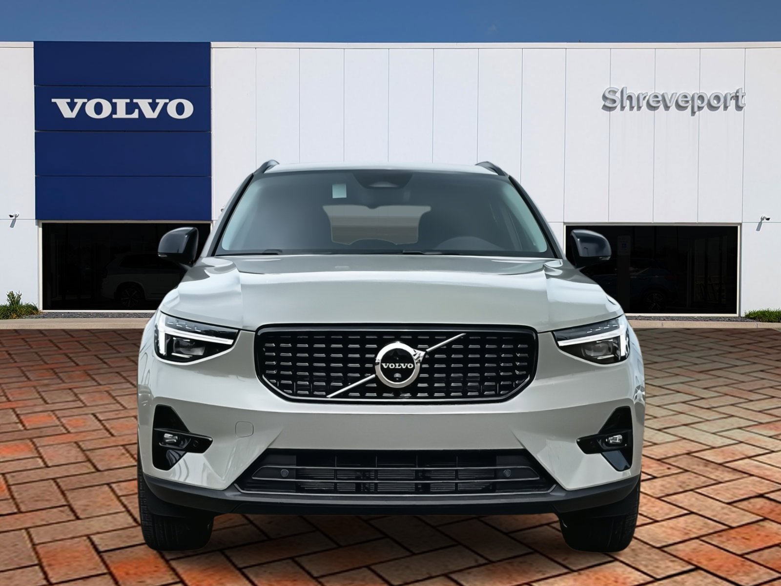 2025 Volvo XC40 AWD photo 2
