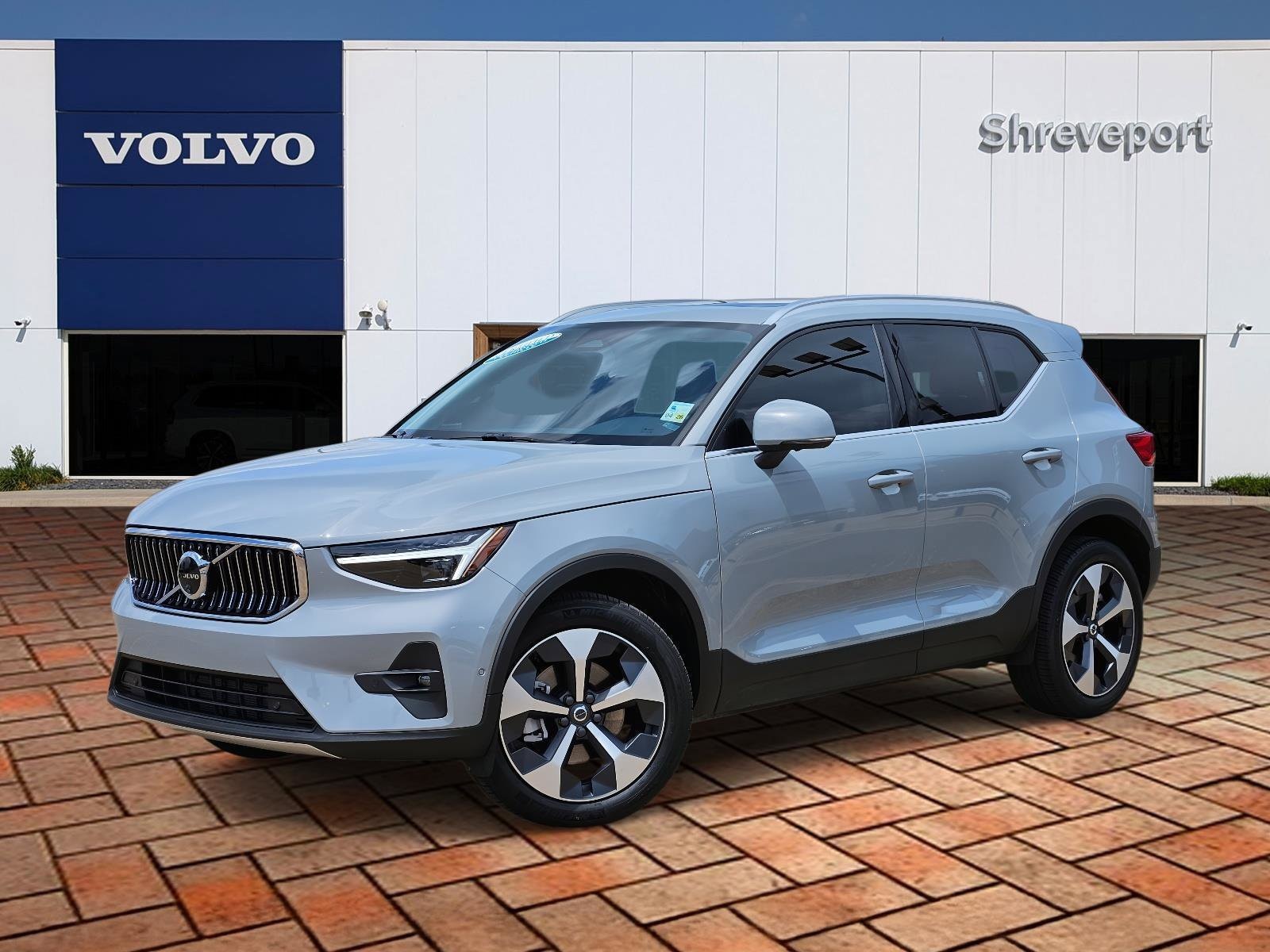 2025 Volvo XC40 SUV 