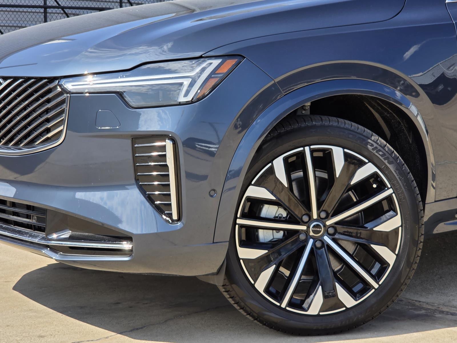 2026 Volvo XC90 Plus - Photo 7