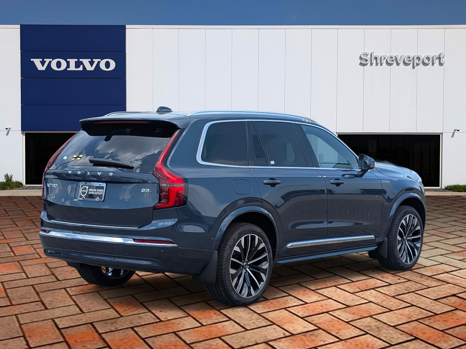 2026 Volvo XC90 B5 AWD Plus photo 4