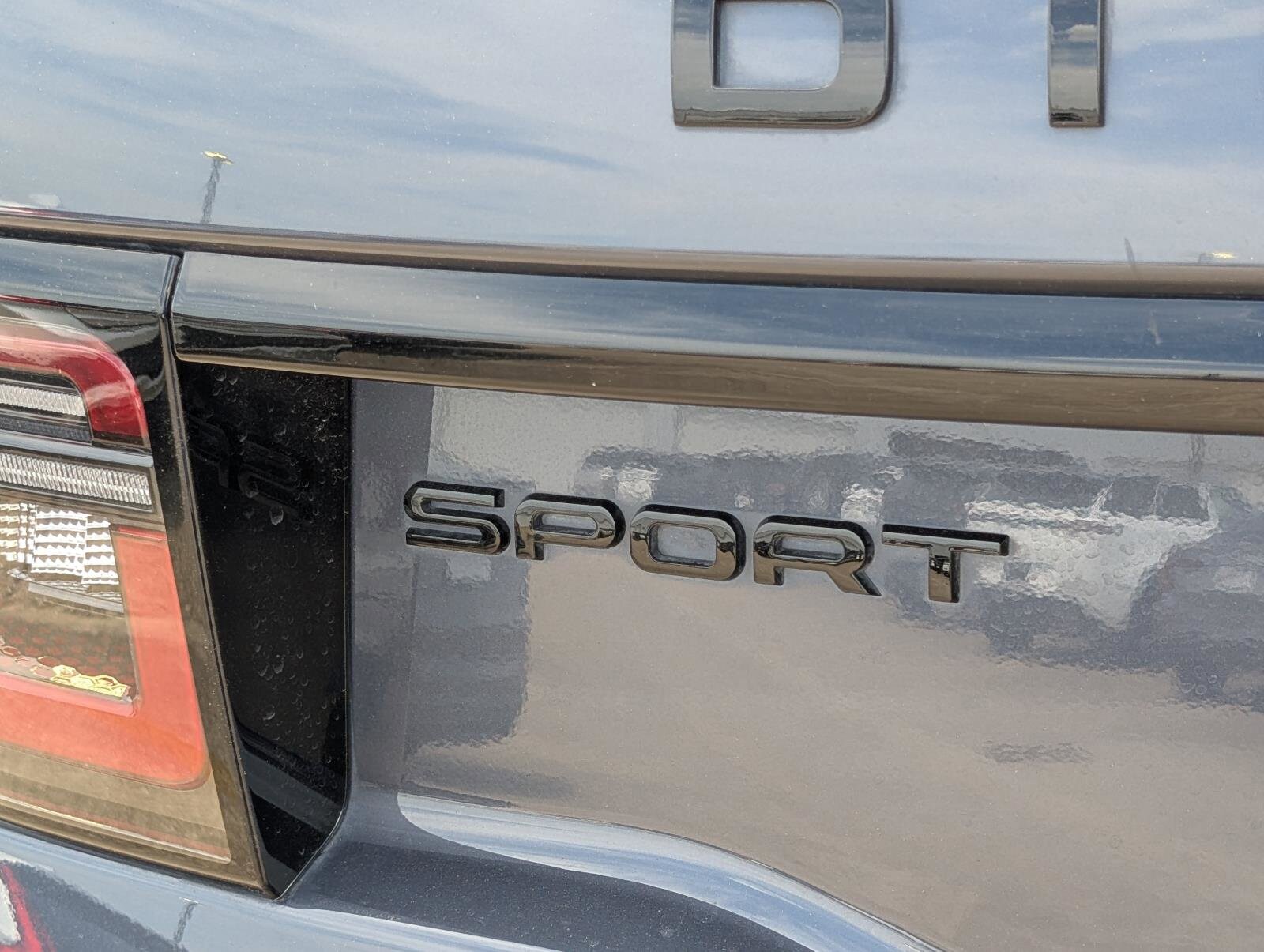 2025 Land Rover Discovery Sport Dynamic SE photo 2