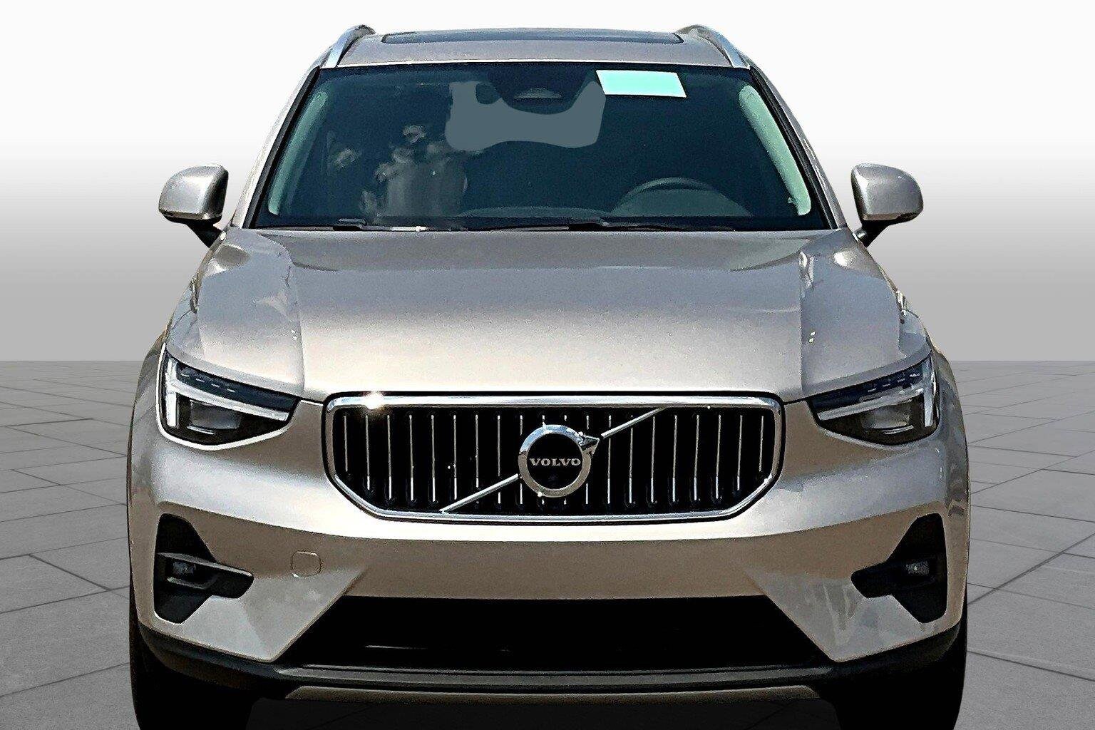 2024 Volvo XC40 AWD Plus photo 2