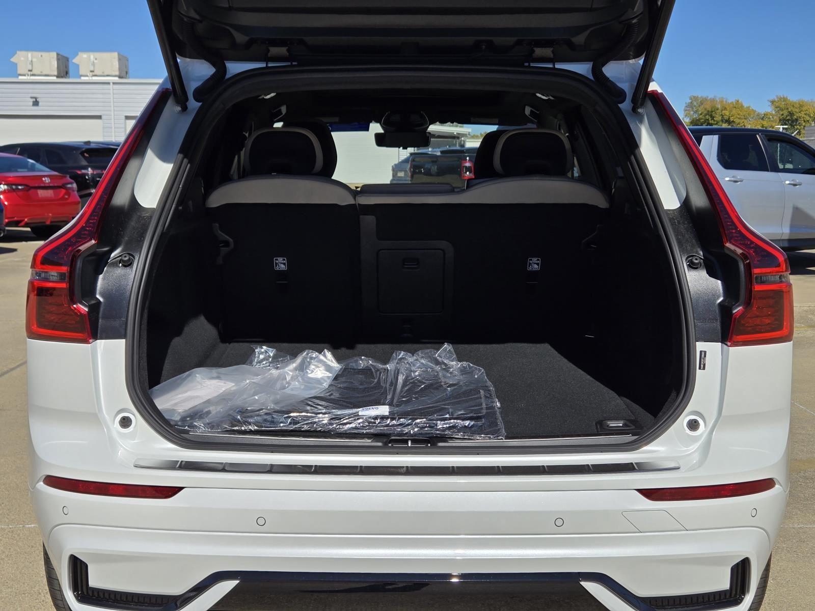 2026 Volvo XC60 Plus - Photo 11