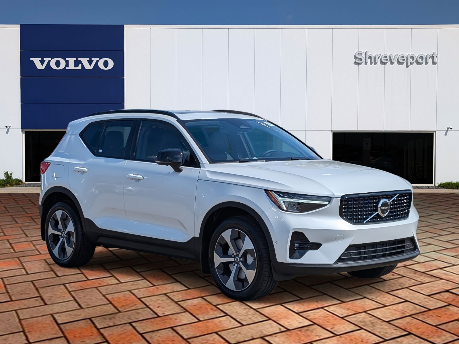 2026 Volvo XC40 Plus photo 2