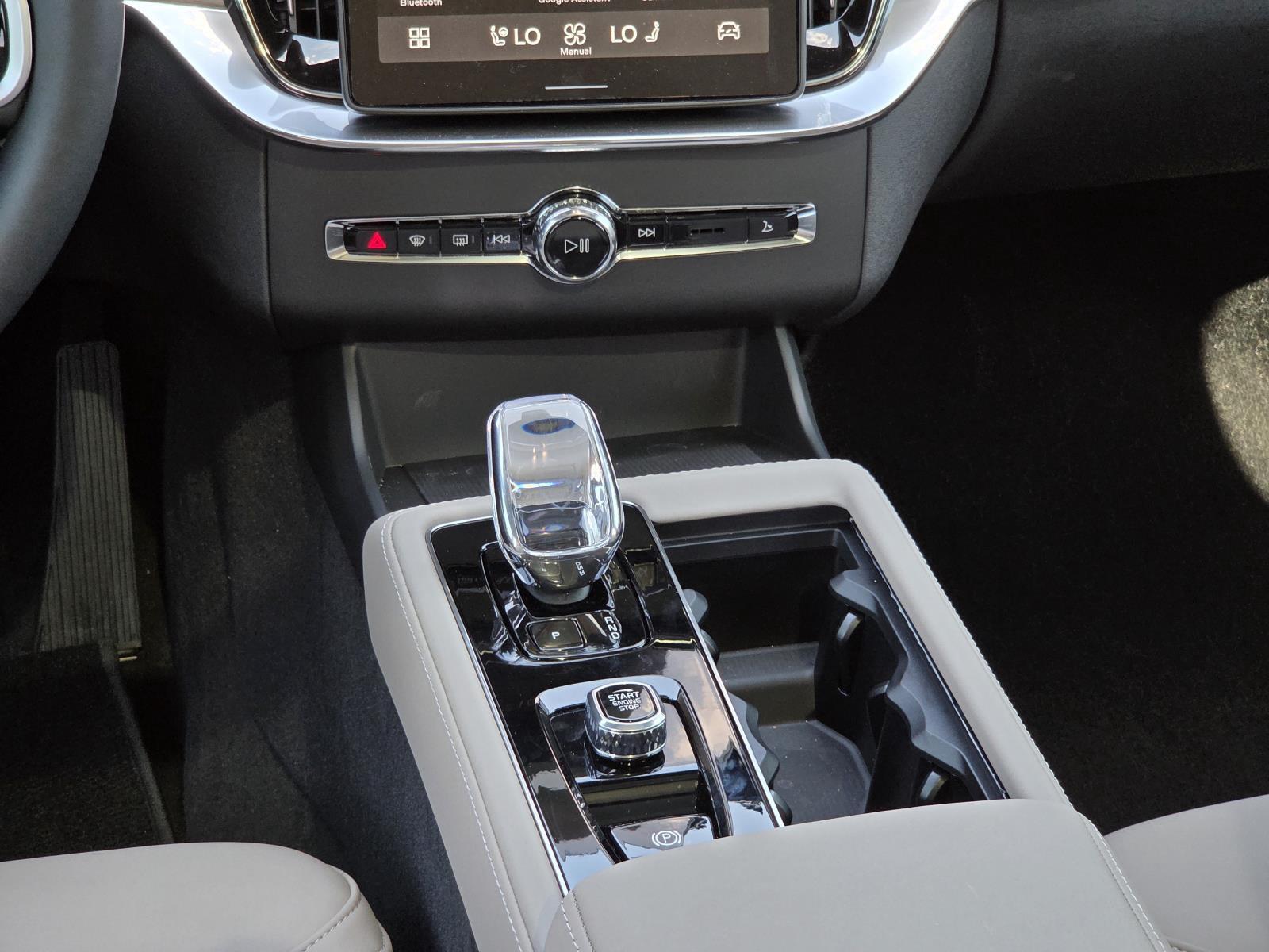 2026 Volvo XC90 Plus - Photo 17