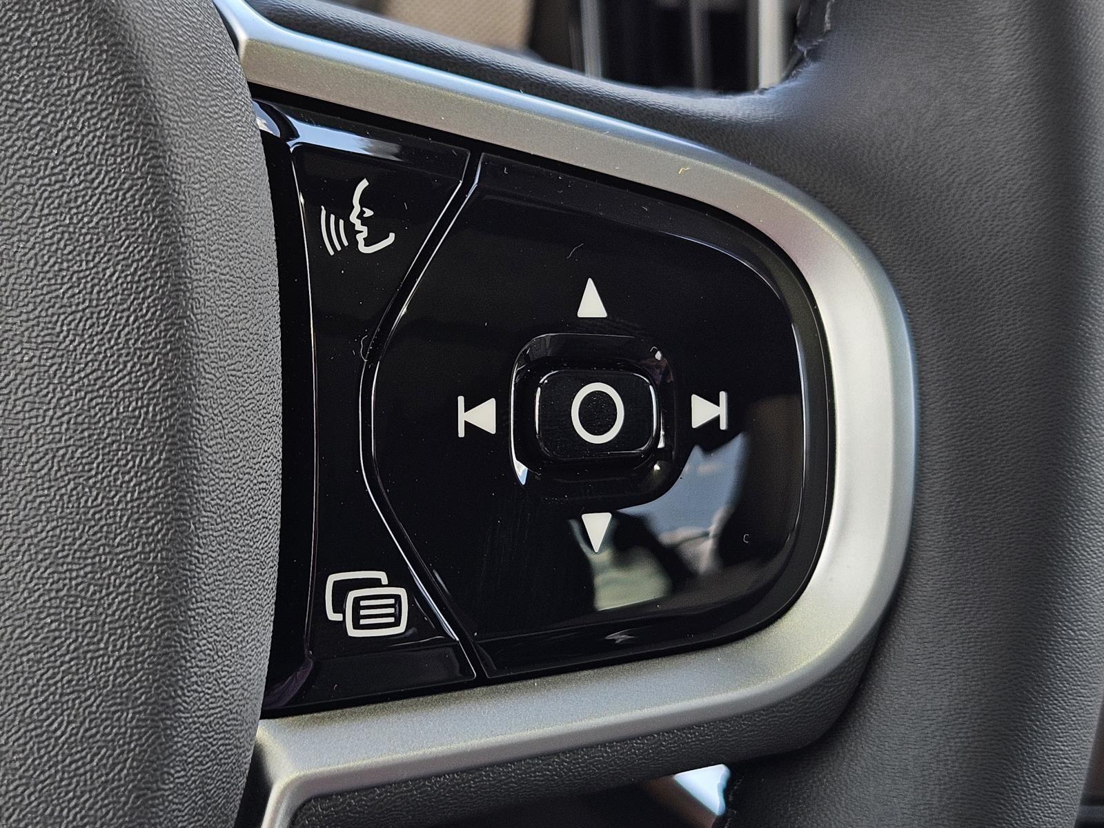 2026 Volvo XC90 Plus - Photo 17