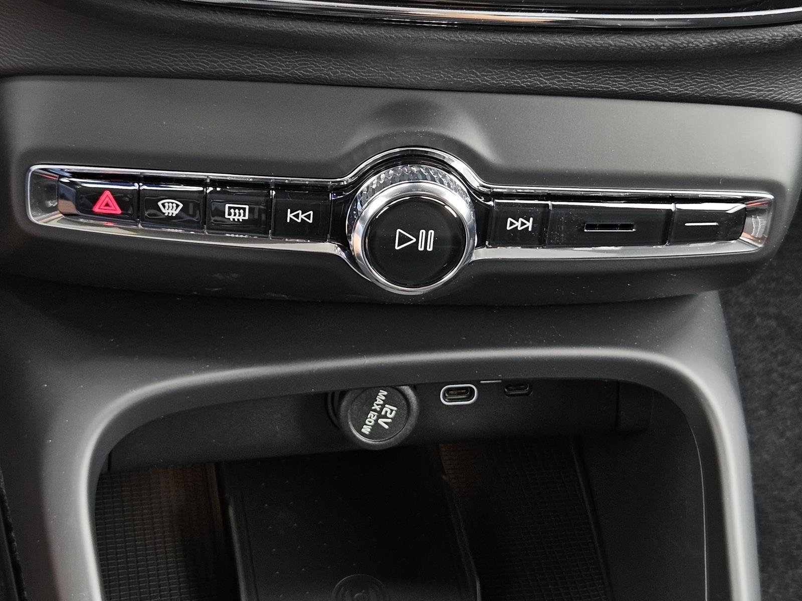 2026 Volvo XC40 Ultra Black Edition - Photo 19