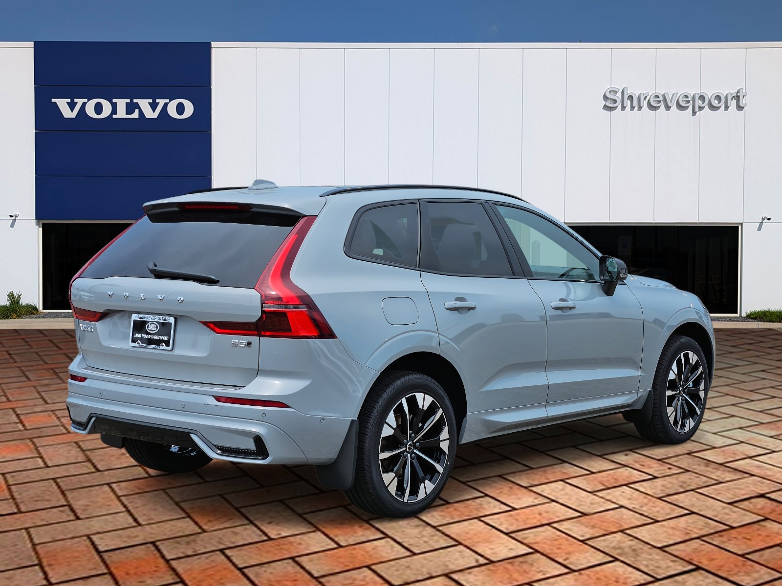 2026 Volvo XC60 B5 Plus photo 4